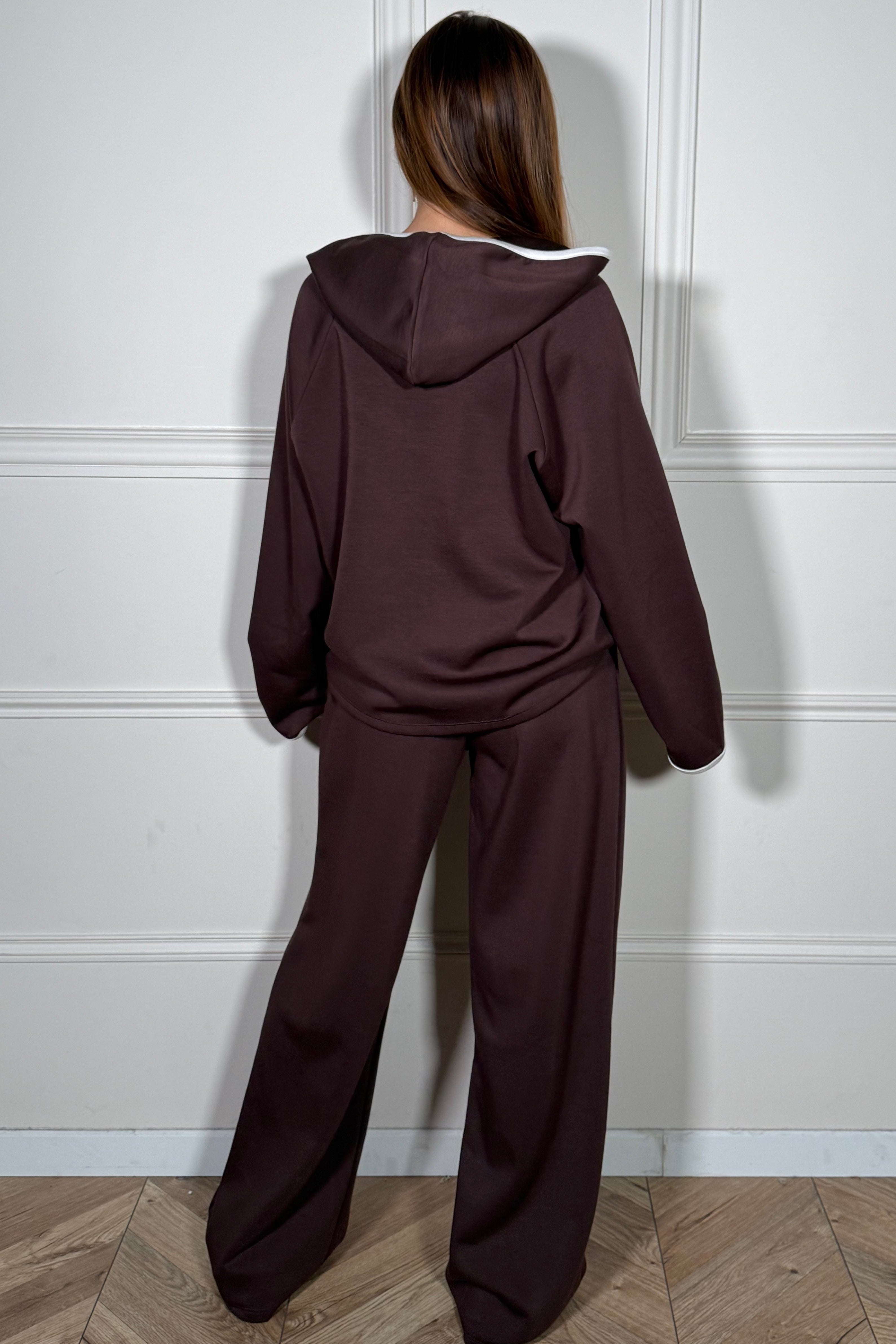Vue lifestyle de l'ensemble sweat jogging femme - parfait pour sport et détente BLOOSHOP