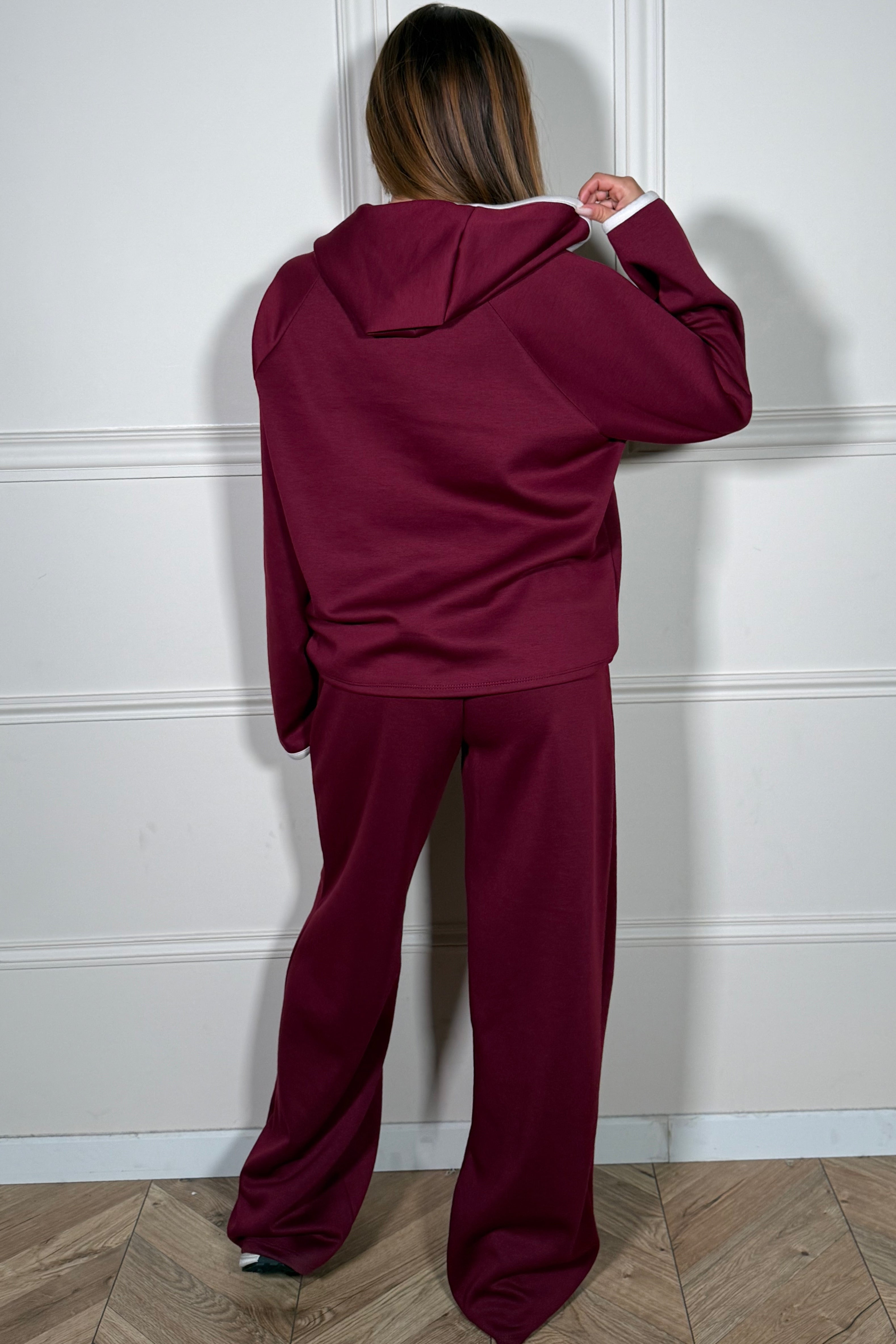 Détail des liserés contrastés et coupe adaptable de l'ensemble femme BLOOSHOP