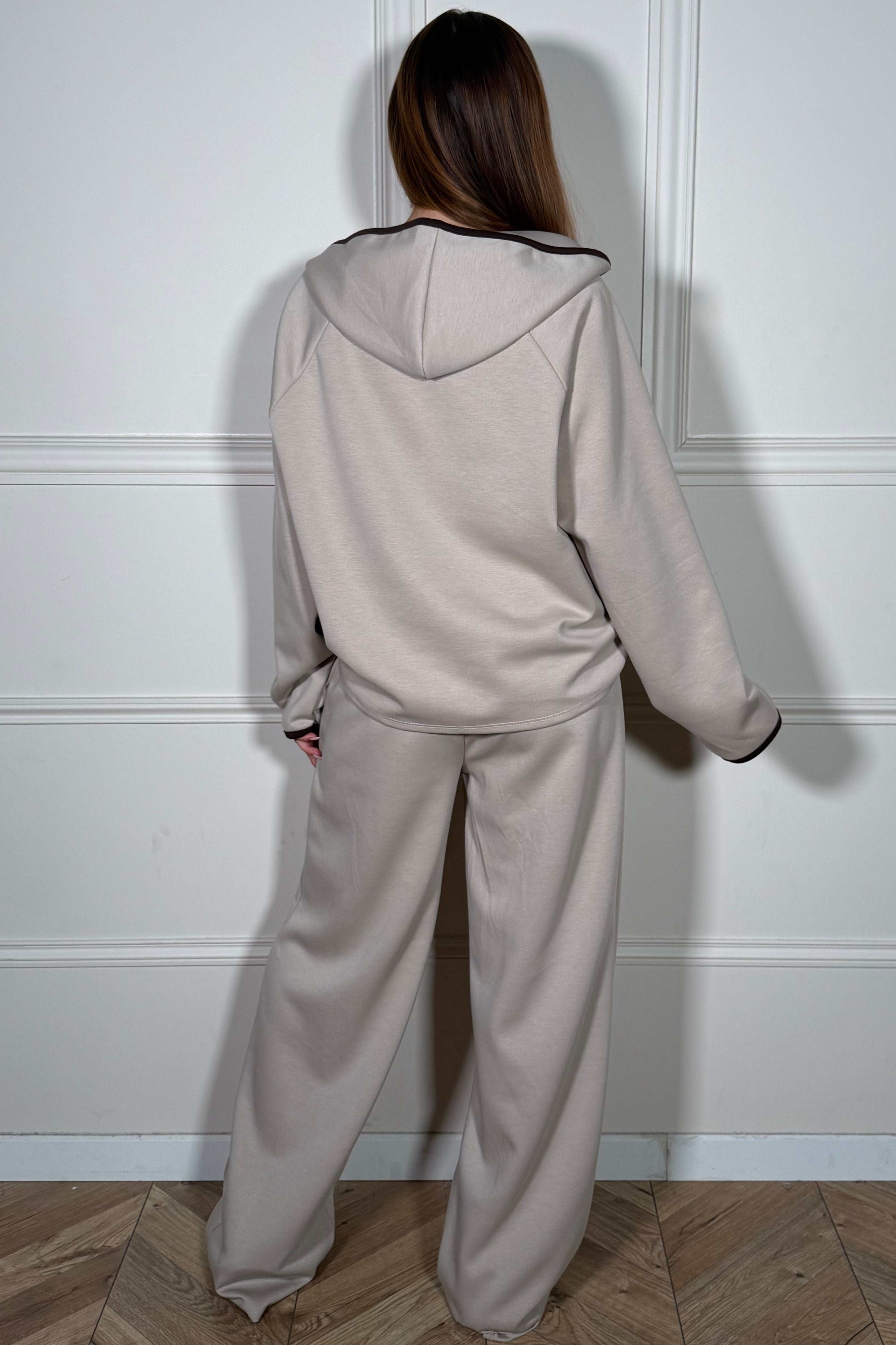 Détail des liserés contrastés et coupe adaptable de l'ensemble femme BLOOSHOP