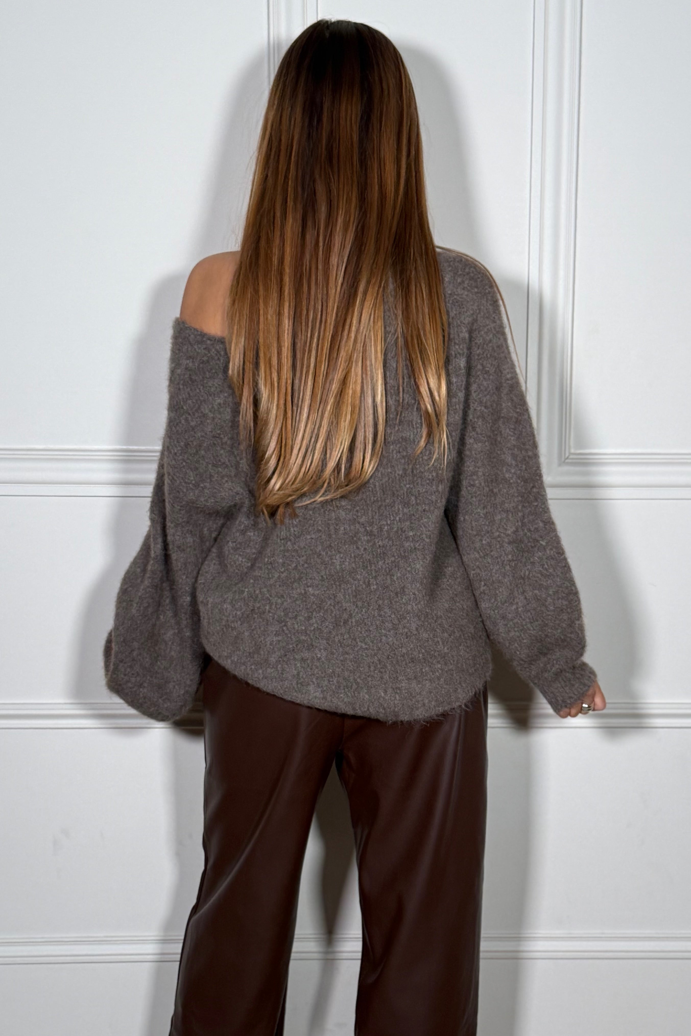 Pull mohair col V femme - vue de dos raffinée - finitions soignées BLOOSHOP