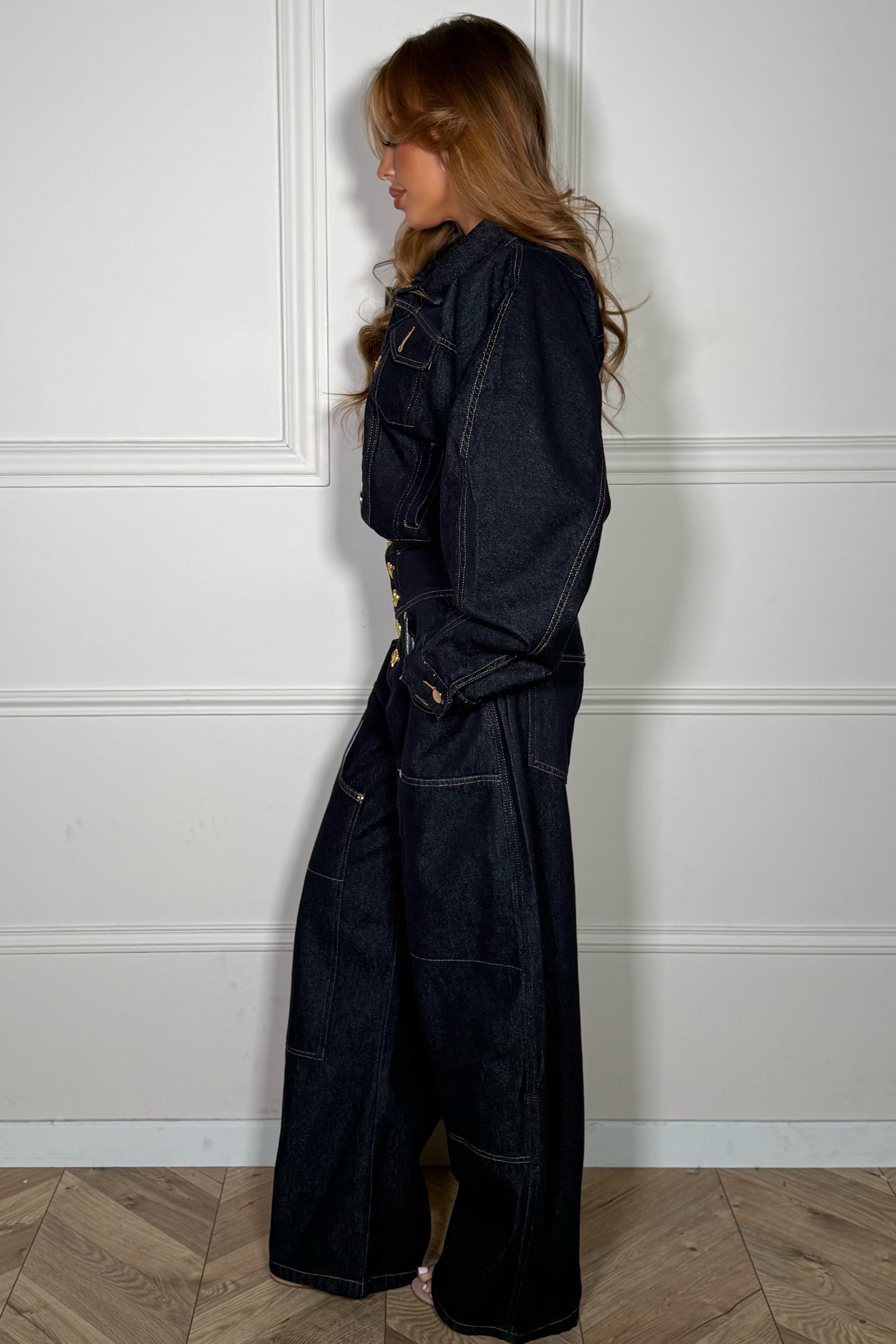 Détail de la veste en denim avec boutons gold décoratifs et col structuré