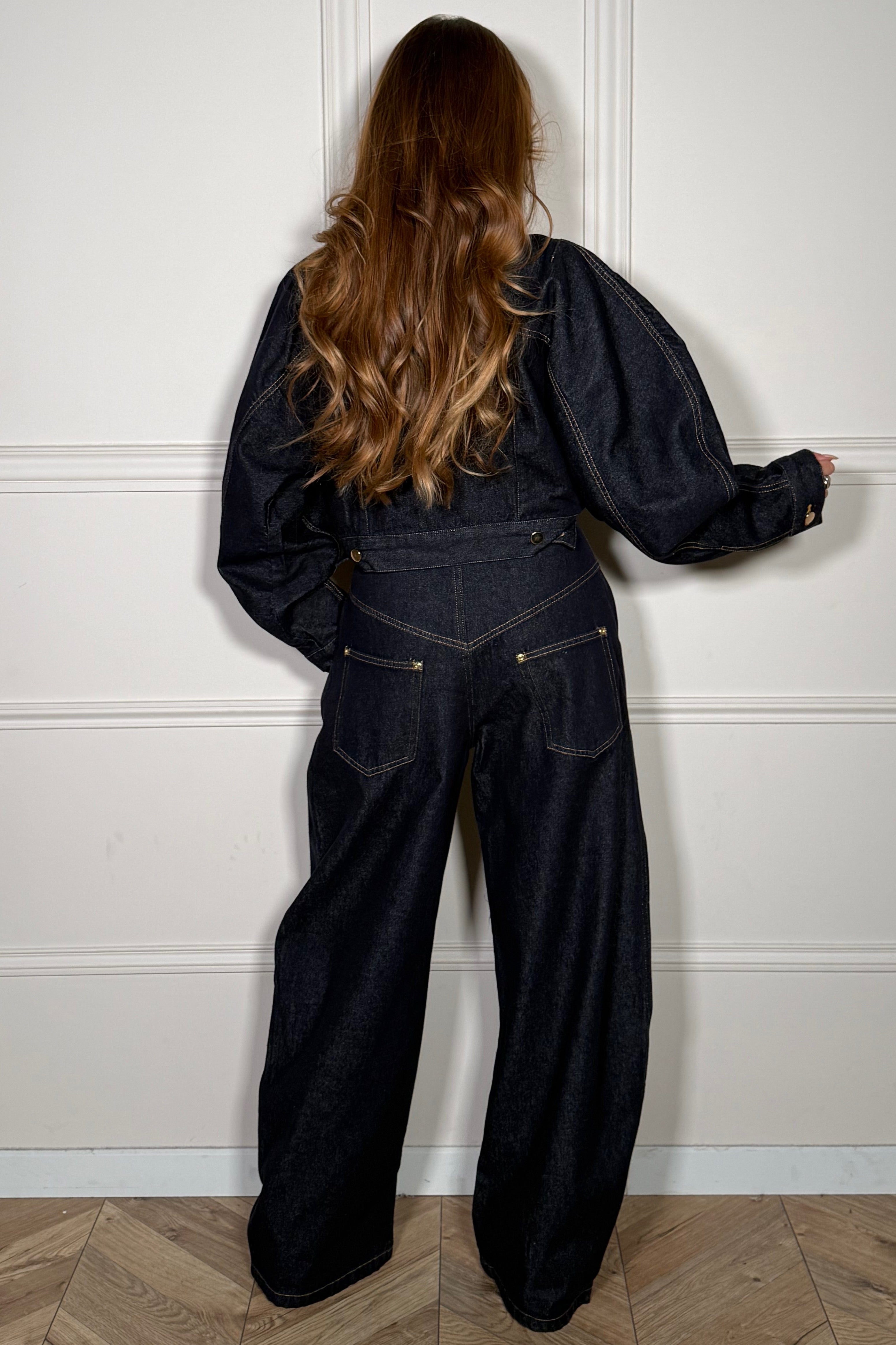 Vue arrière de l'ensemble denim veste et jupe avec finitions boutons dorés