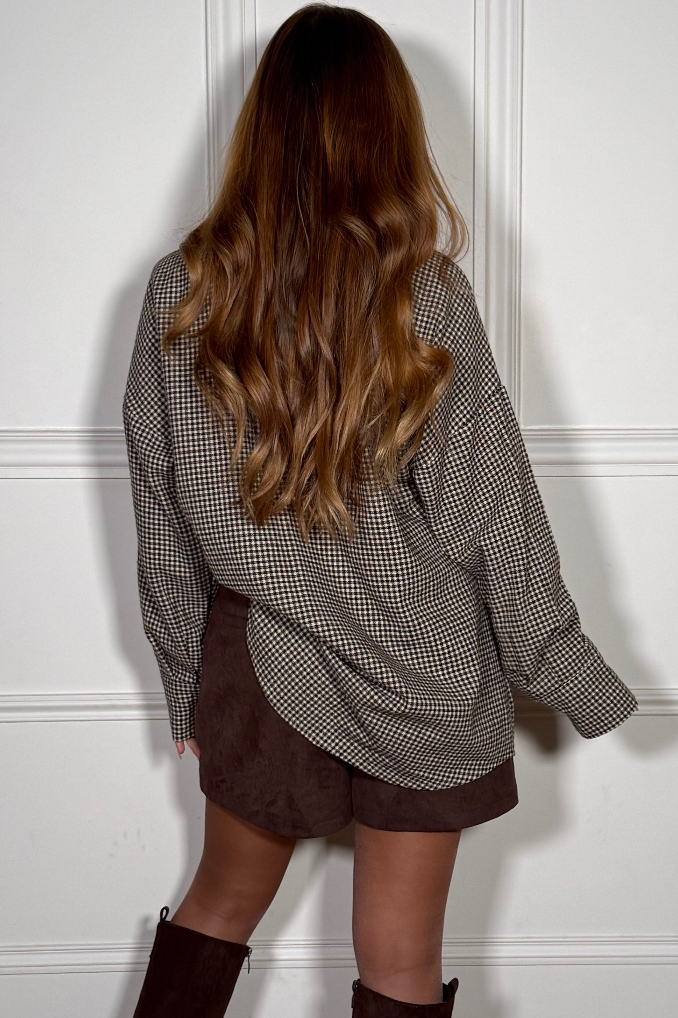 Détail motif carreaux chemise femme, tissu doux et respirant