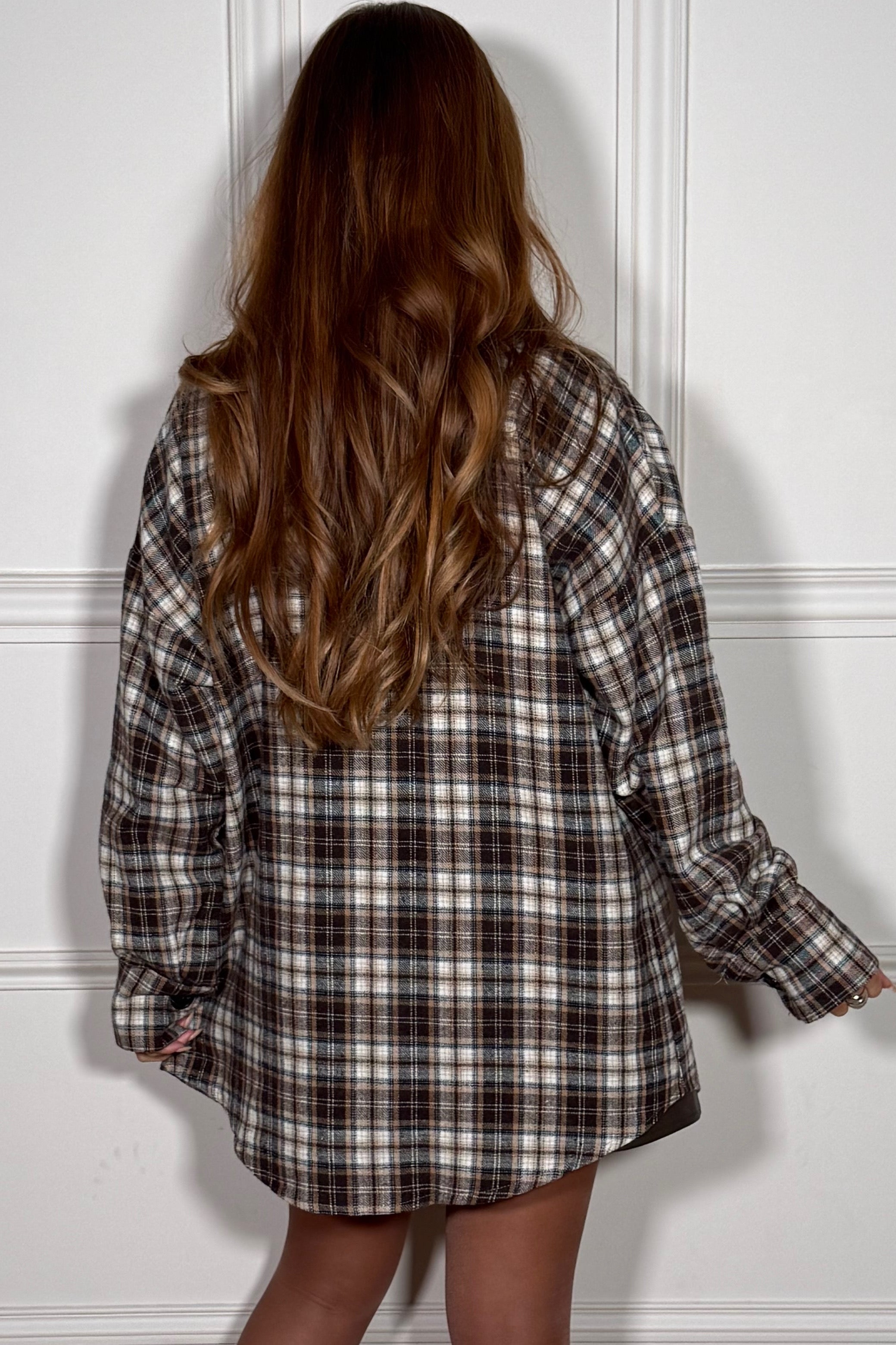 Vue complète chemise à carreaux femme, polyvalence maximale