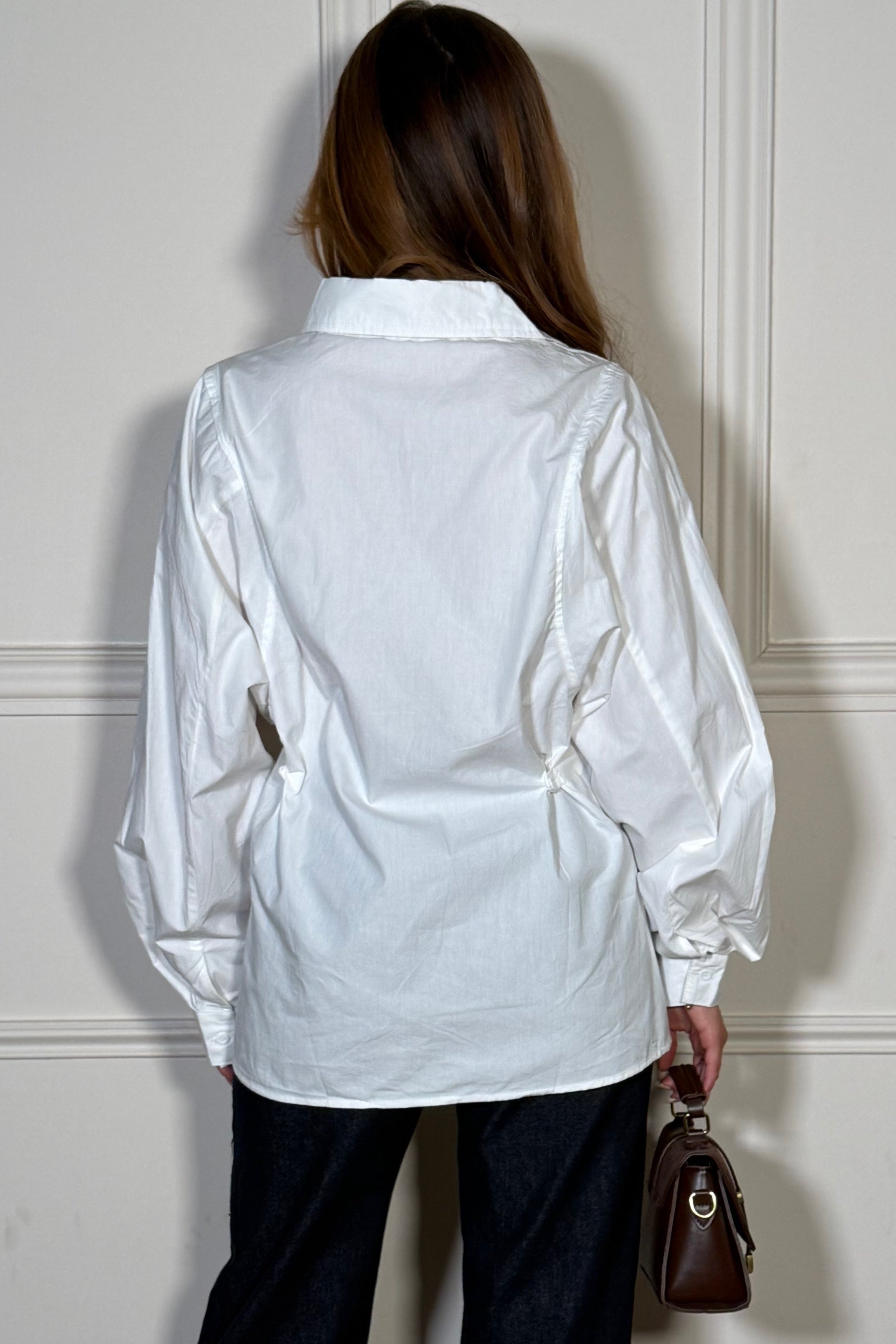 Vue arrière chemise femme avec boutons décoratifs dans le dos