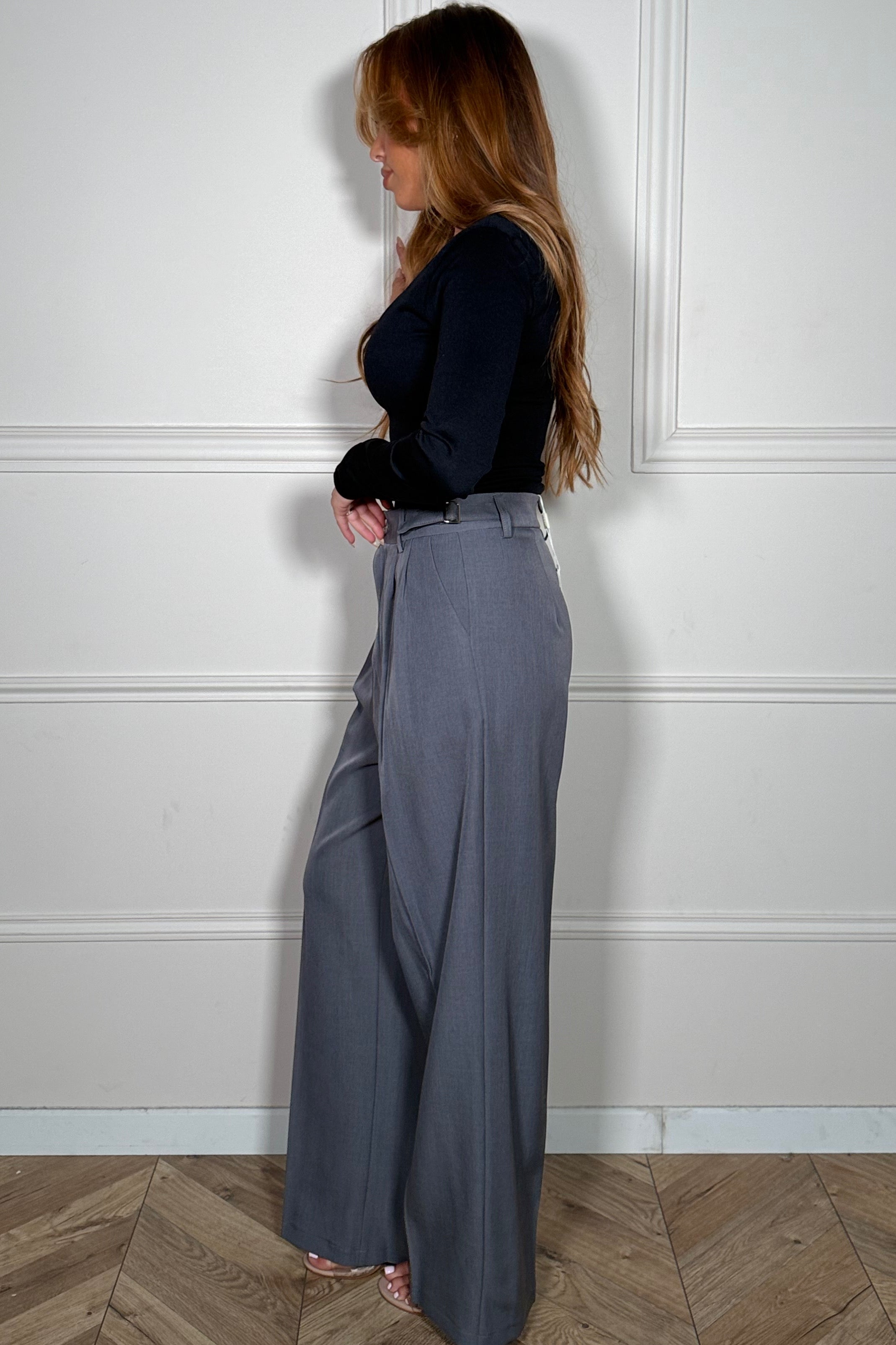 Pantalon à pinces - vue latérale révélant la silhouette allongée
