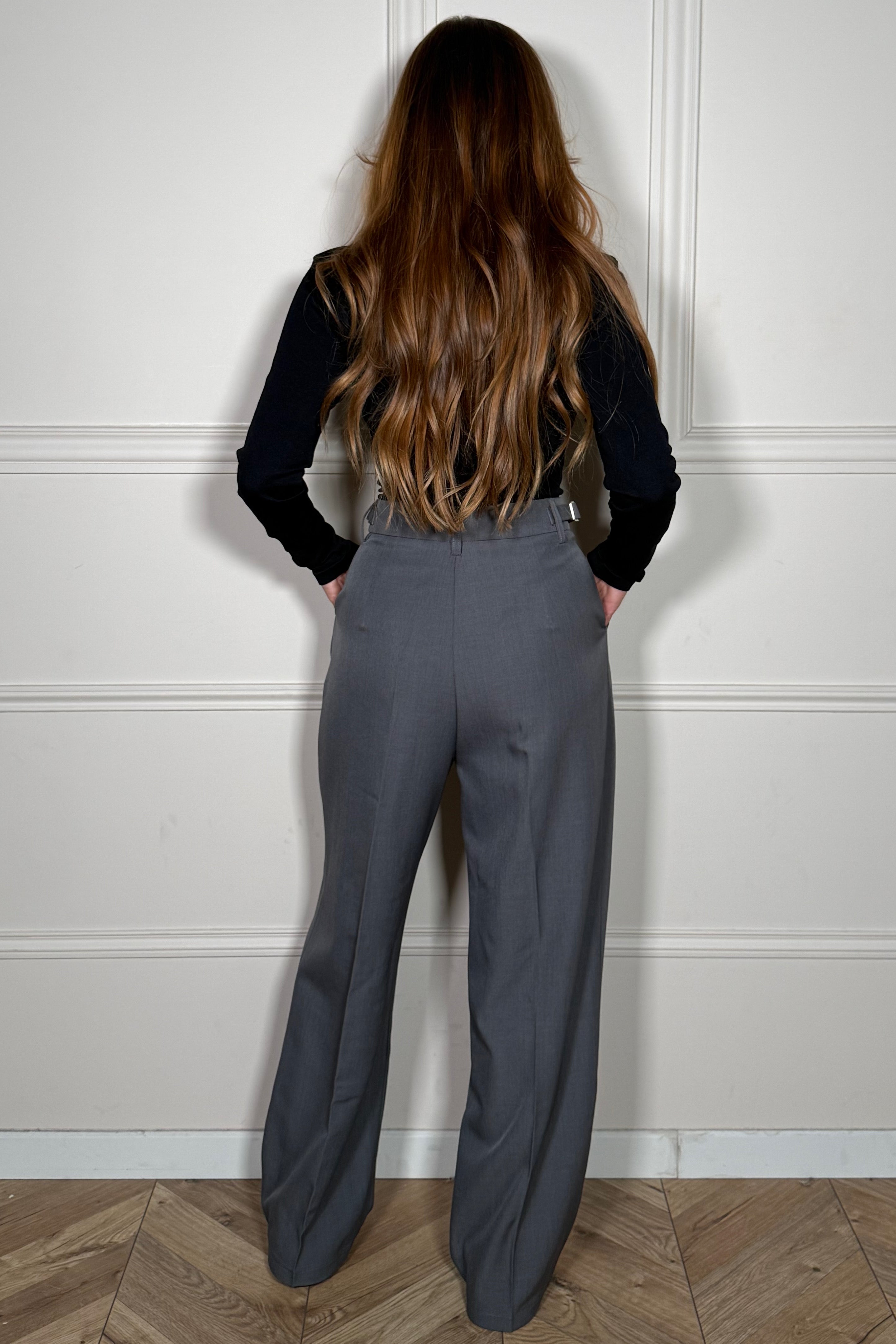 Pantalon femme taille haute - détail des pinces structurantes et de la coupe élégante