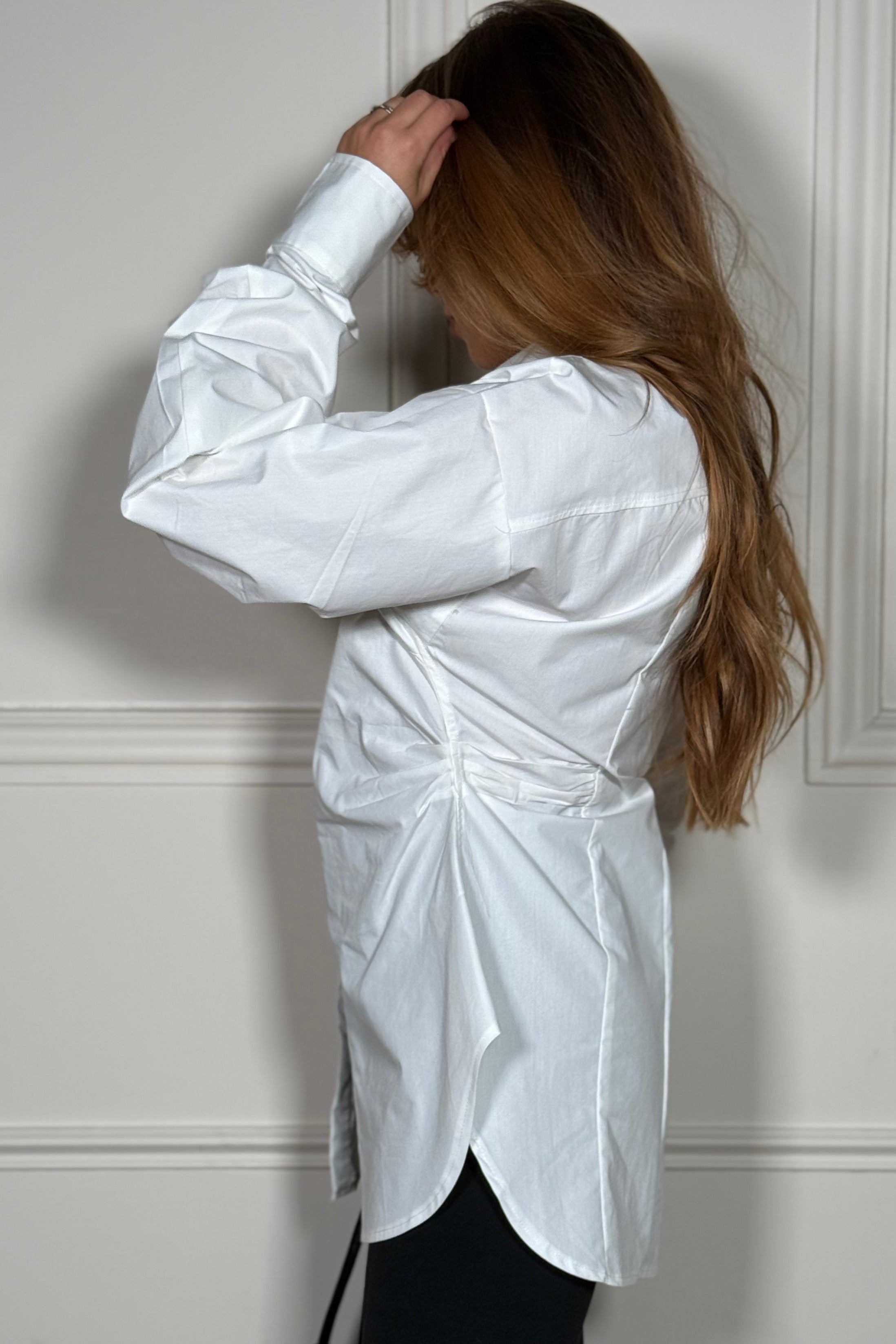 Chemise manches barrel - détail de la coupe cintrée et des finitions soignées