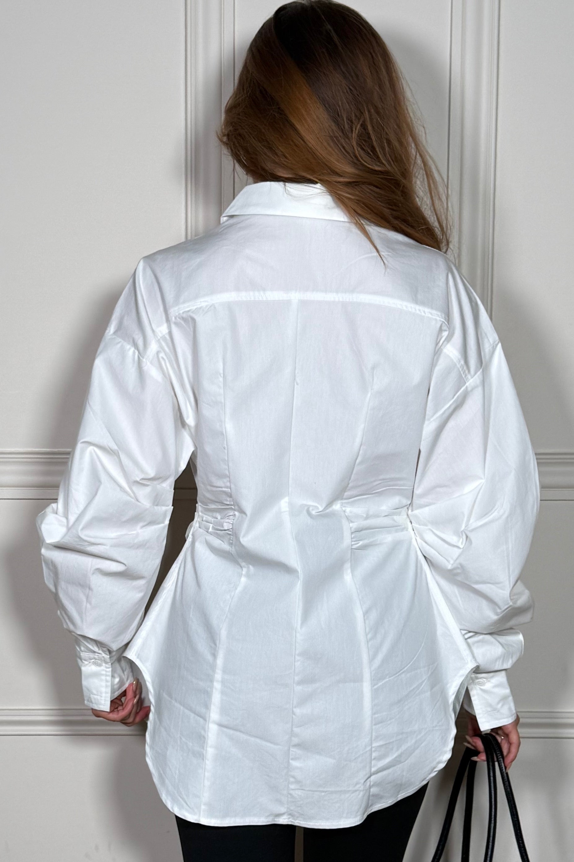 Chemise femme élégante - vue d'ensemble du design moderne et sophistiqué