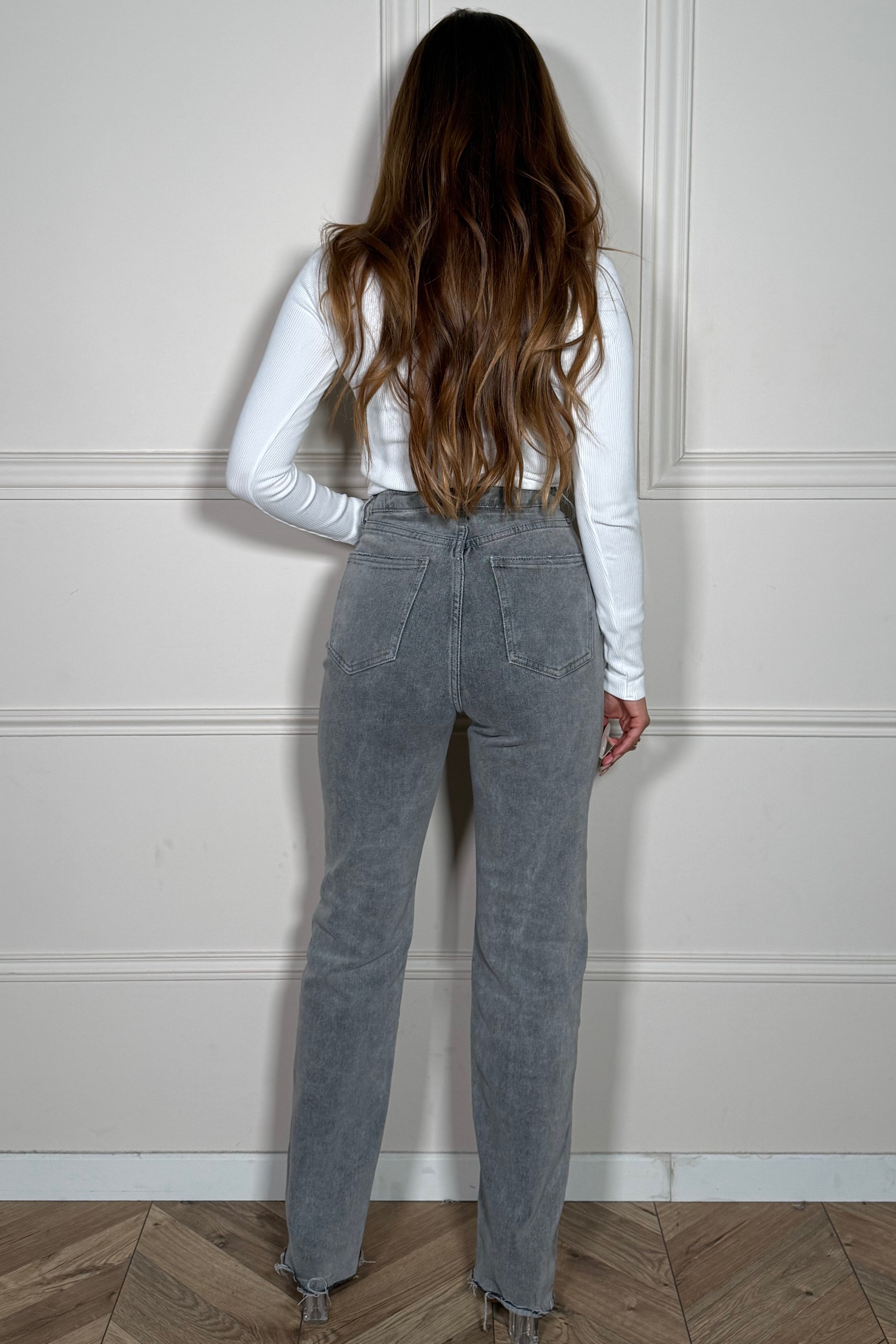 Jeans destroy - détail des déchirures authentiques et de la finition denim