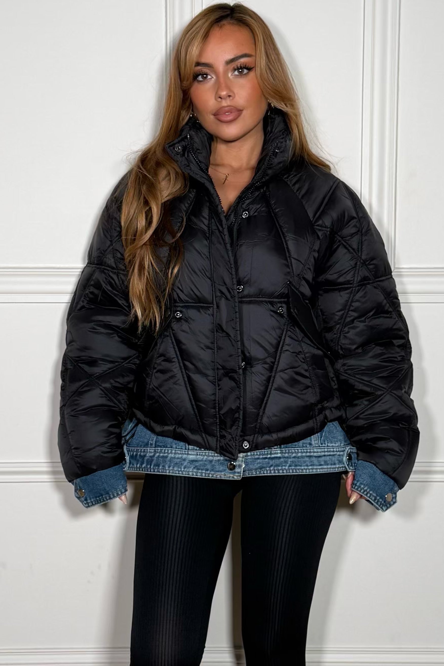 Doudoune femme avec détails jeans - vue de face montrant les empiècements denim dépassant des manches et de l'ourlet