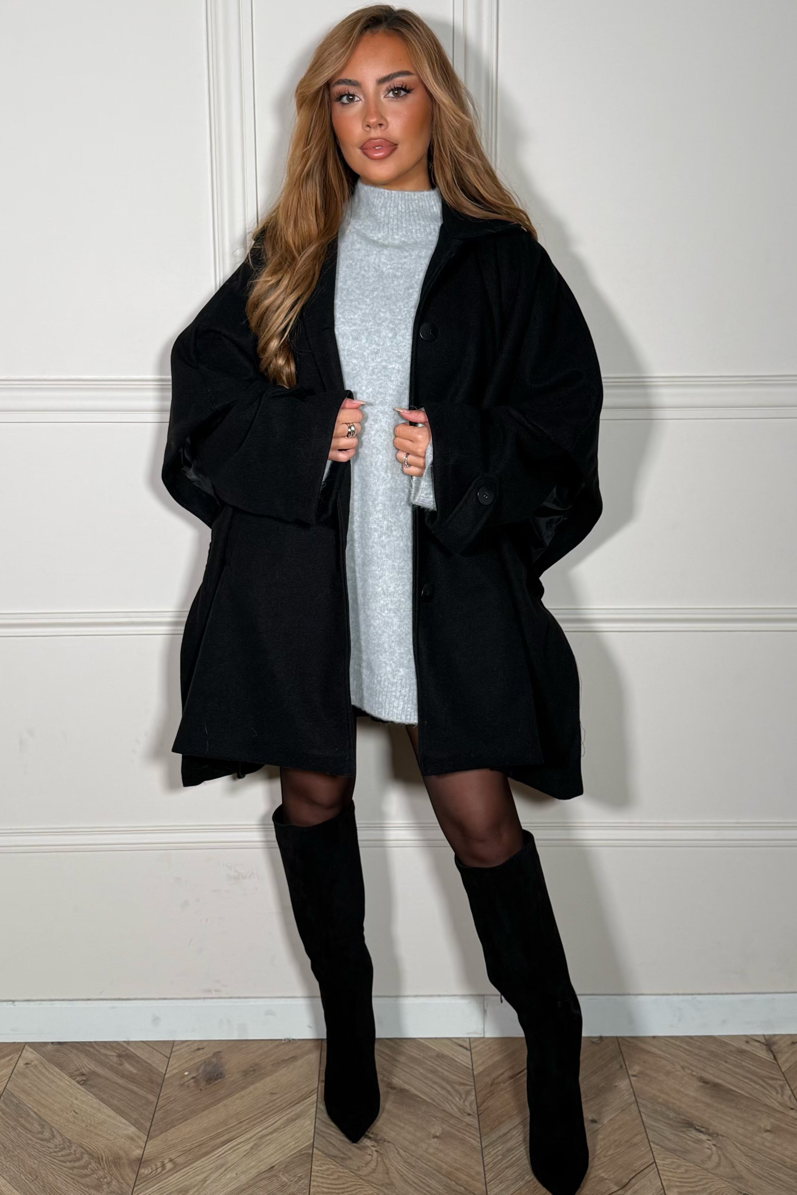 Détail boutonnage et coupe cape du manteau