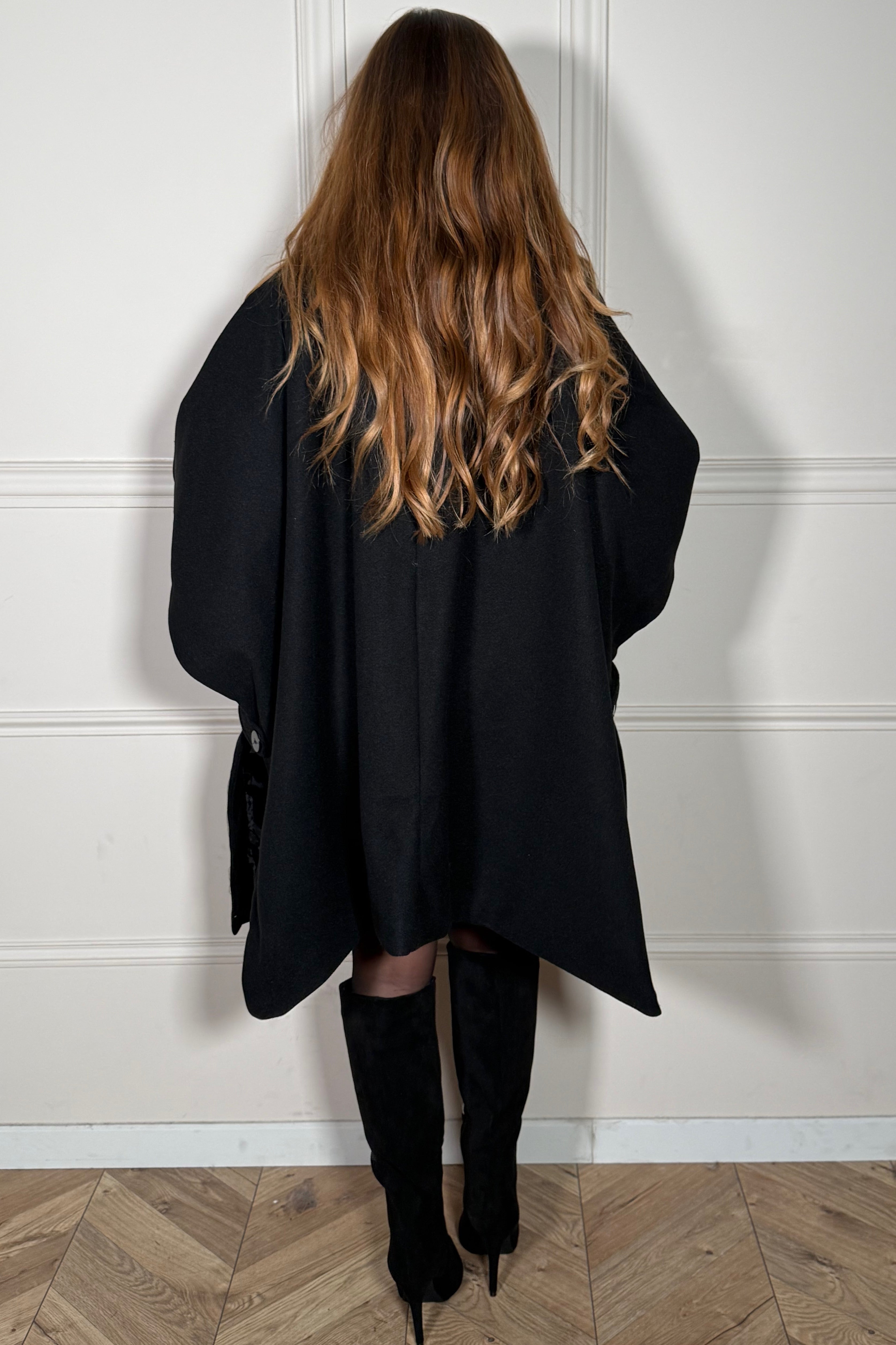 Style élégant du manteau cape boutonné