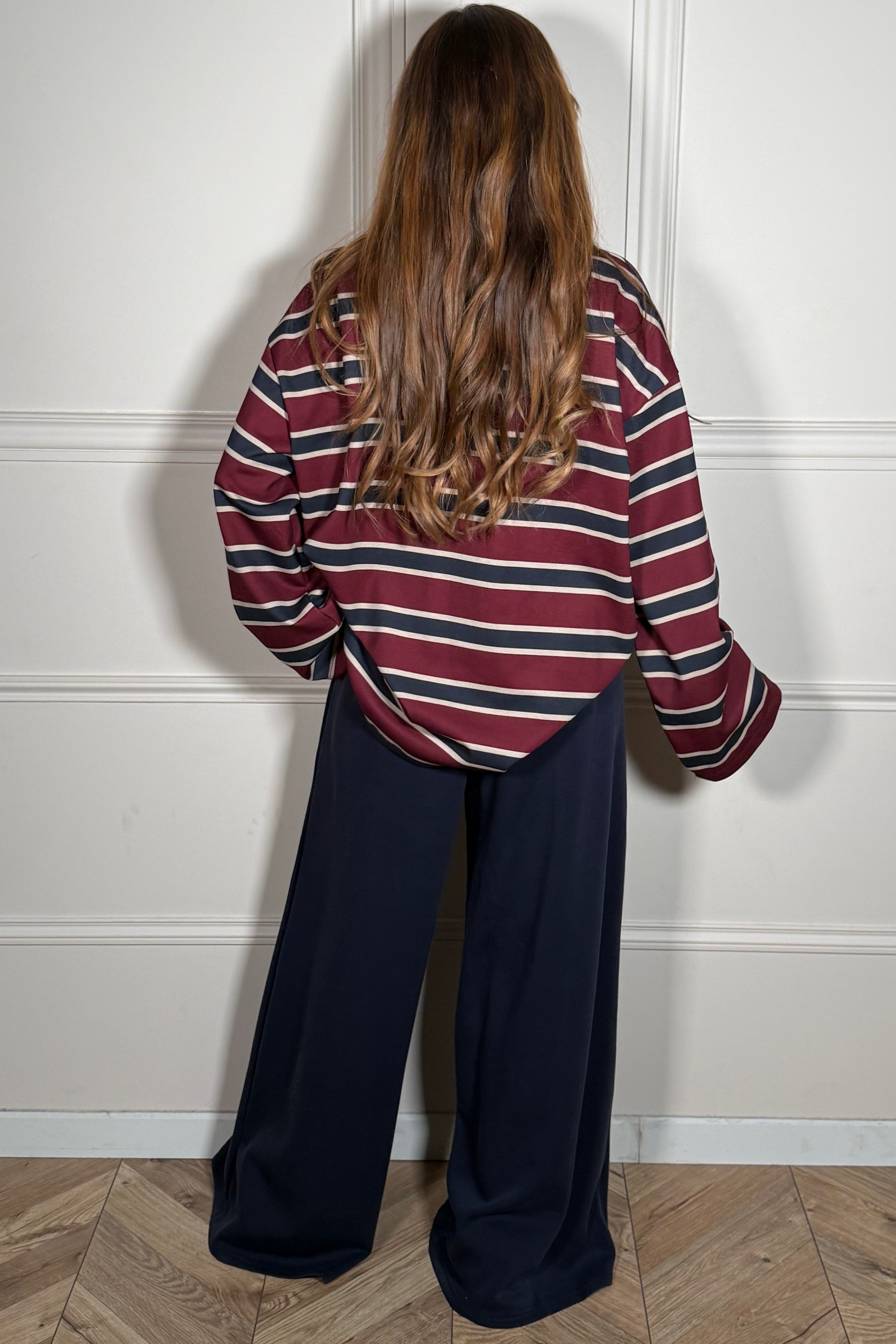 Détail longueur maxi et fluidité du pantalon ample femme