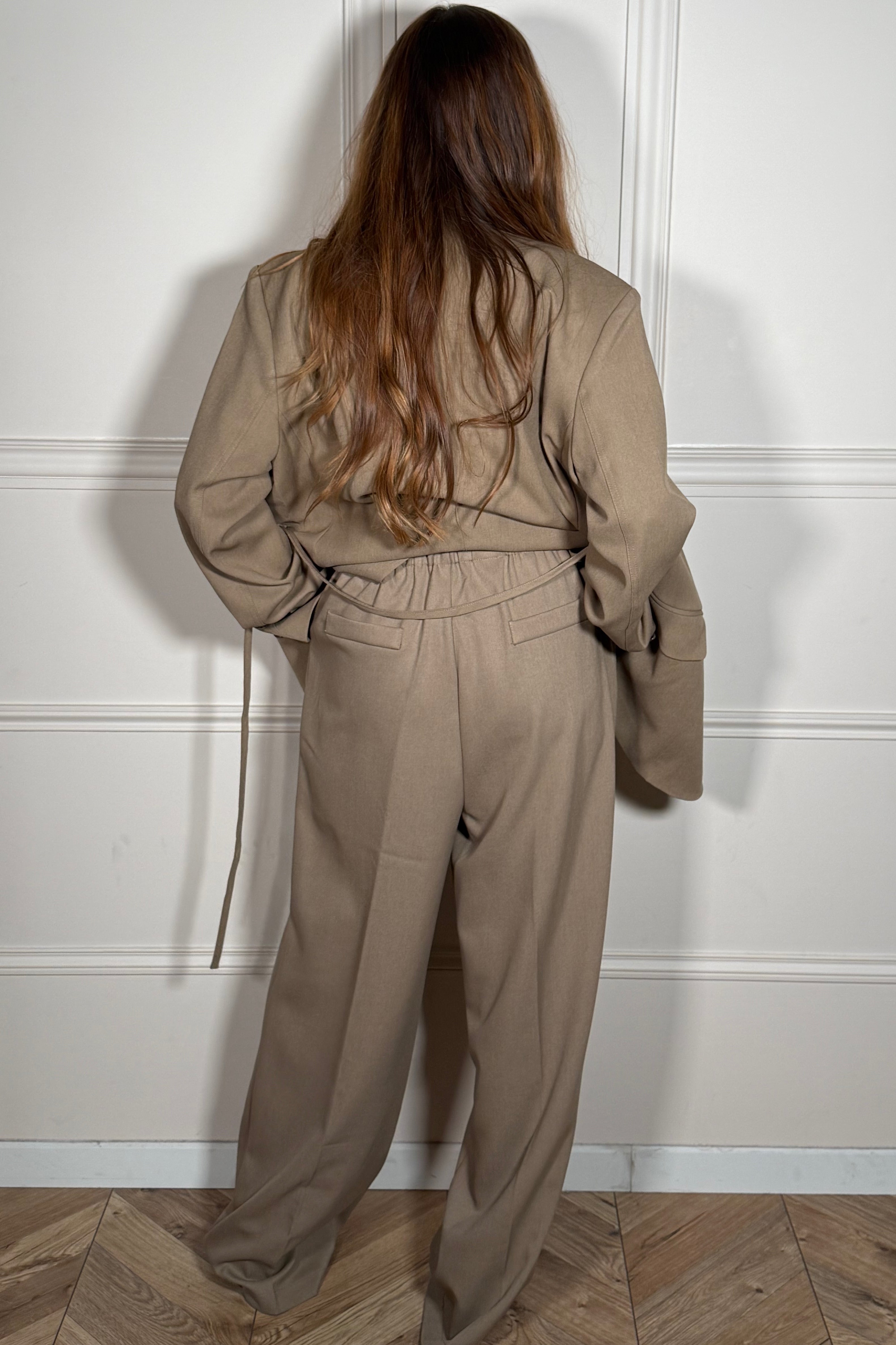 Détail finitions et coupe ample du pantalon à pinces