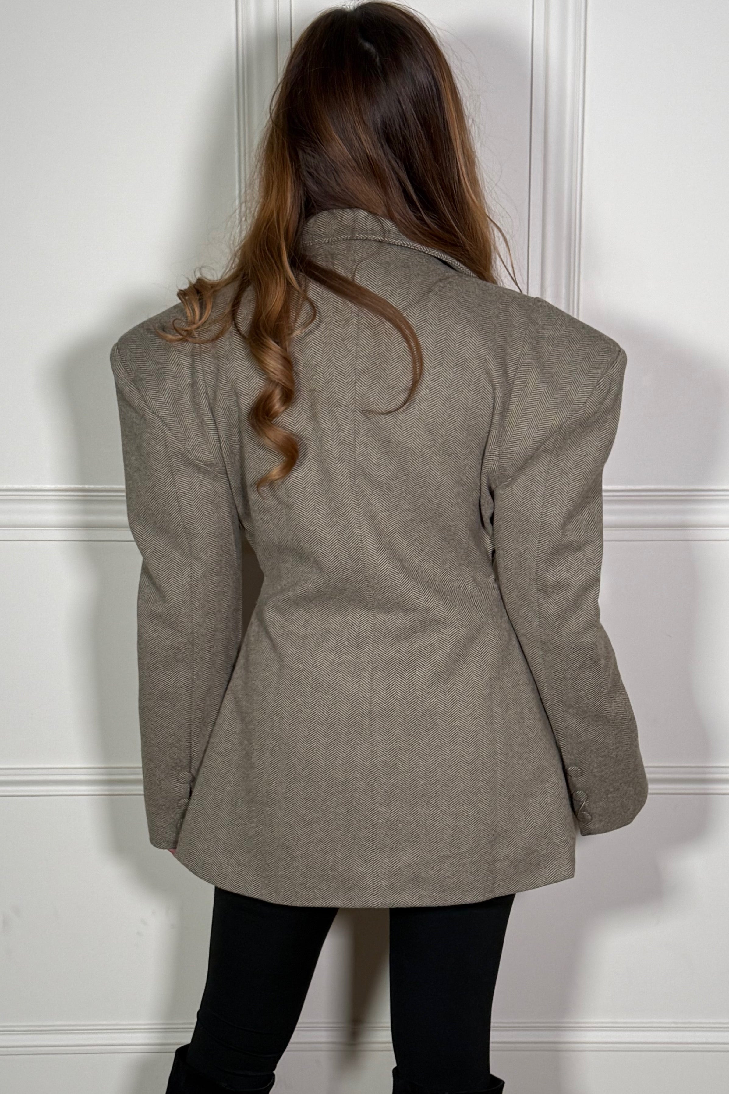 Blazer déstructuré moderne - Détail des épaulettes