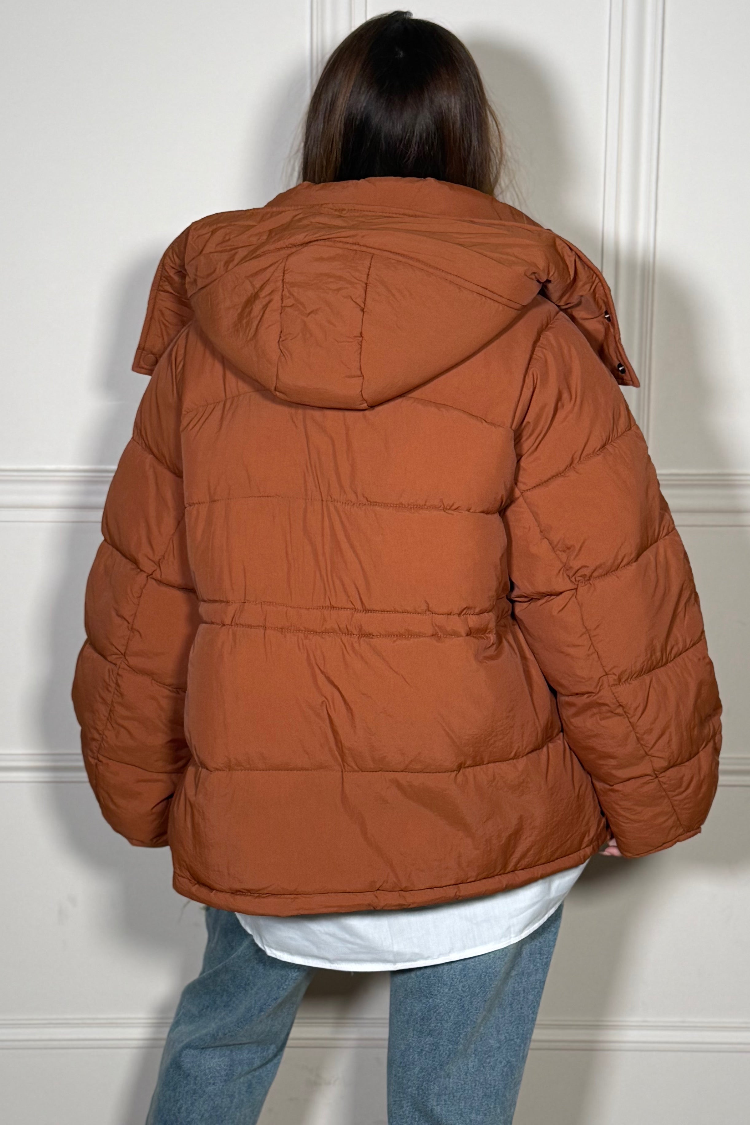 Gros plan sur les finitions et la qualité du tissu déperlant