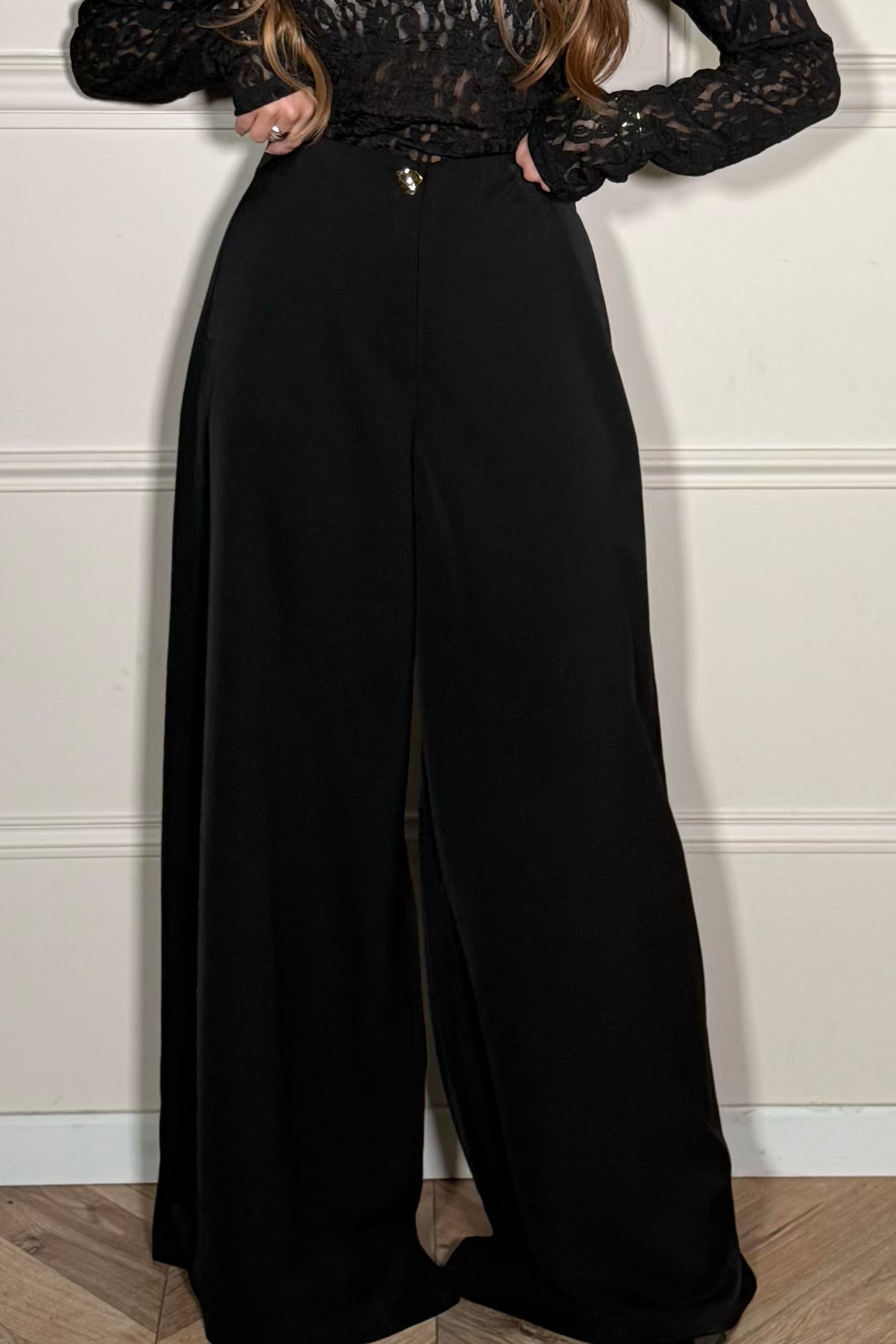 Détail du bouton bijou raffiné sur le pantalon ample