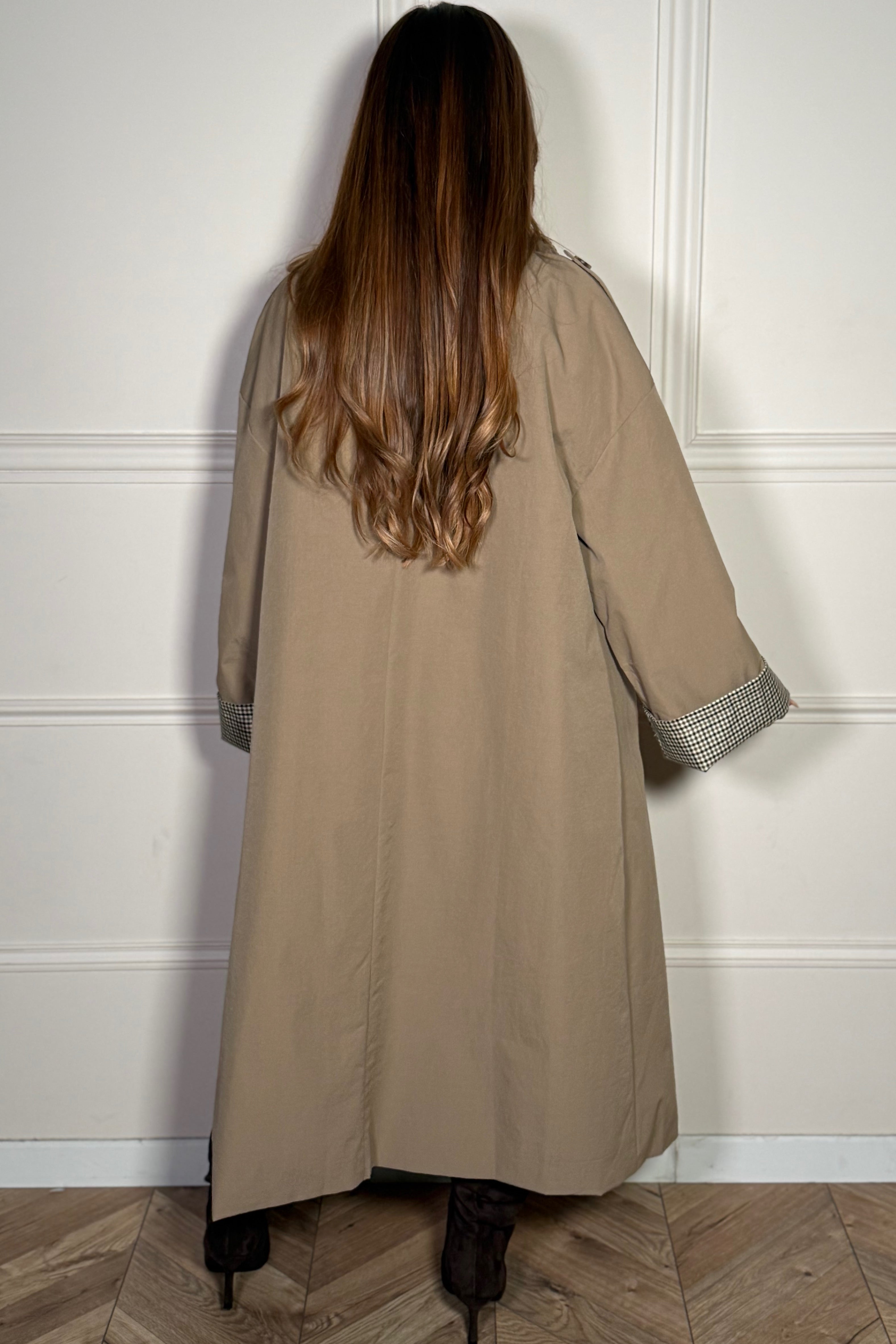 Vue arrière du trench à revers carreaux, tombé parfait et coupe impeccable