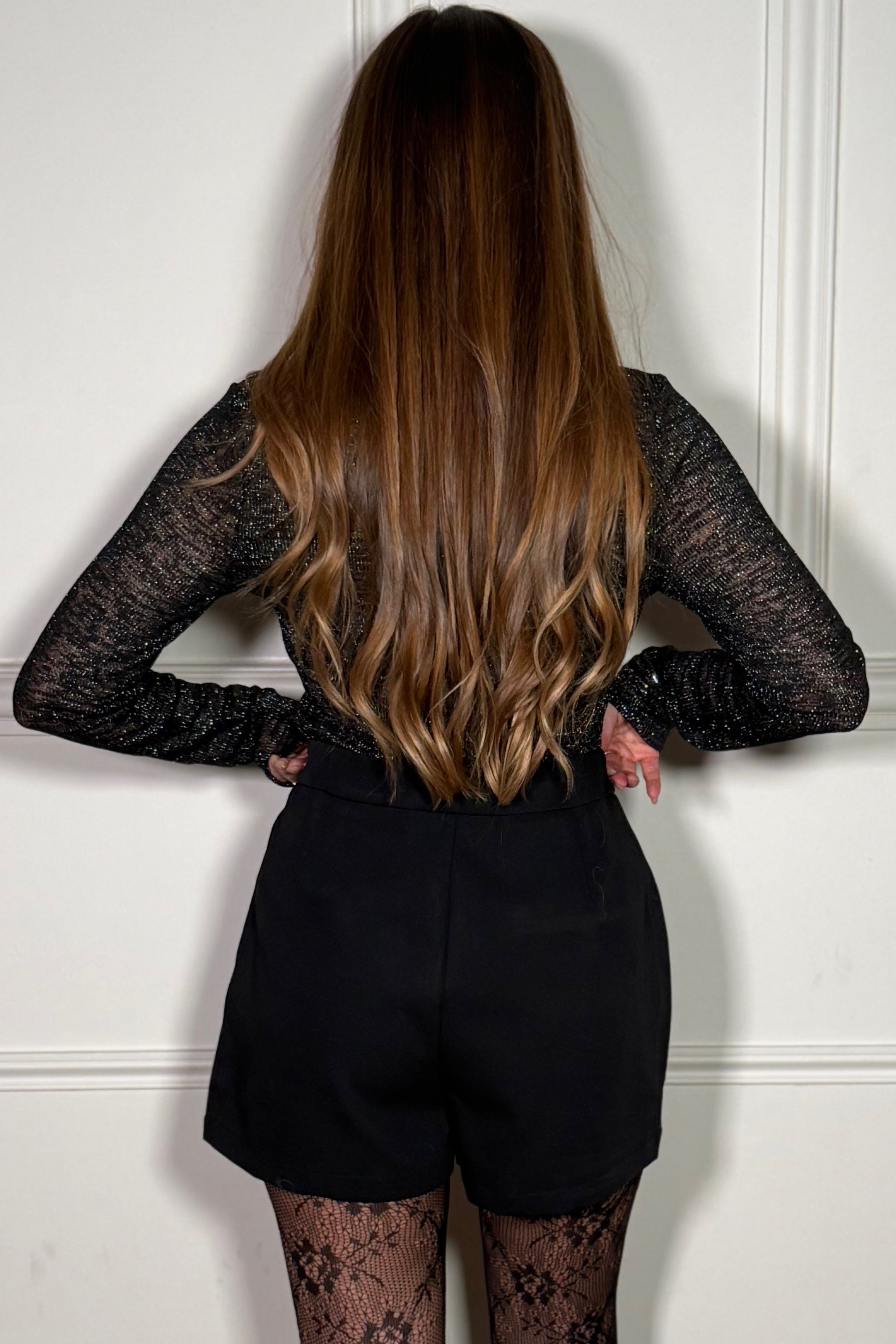 Vue arrière du top lurex col montant, tombé parfait et éclat subtil