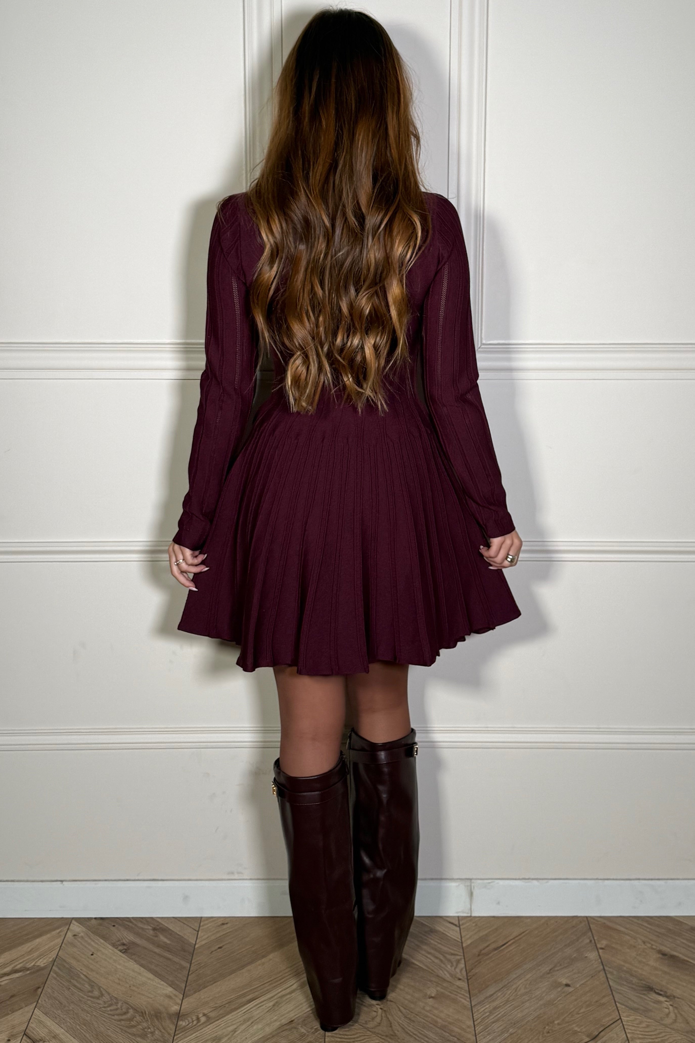 Robe Péplum Boutonnée Élégante - Silhouette Féminine et Raffinée