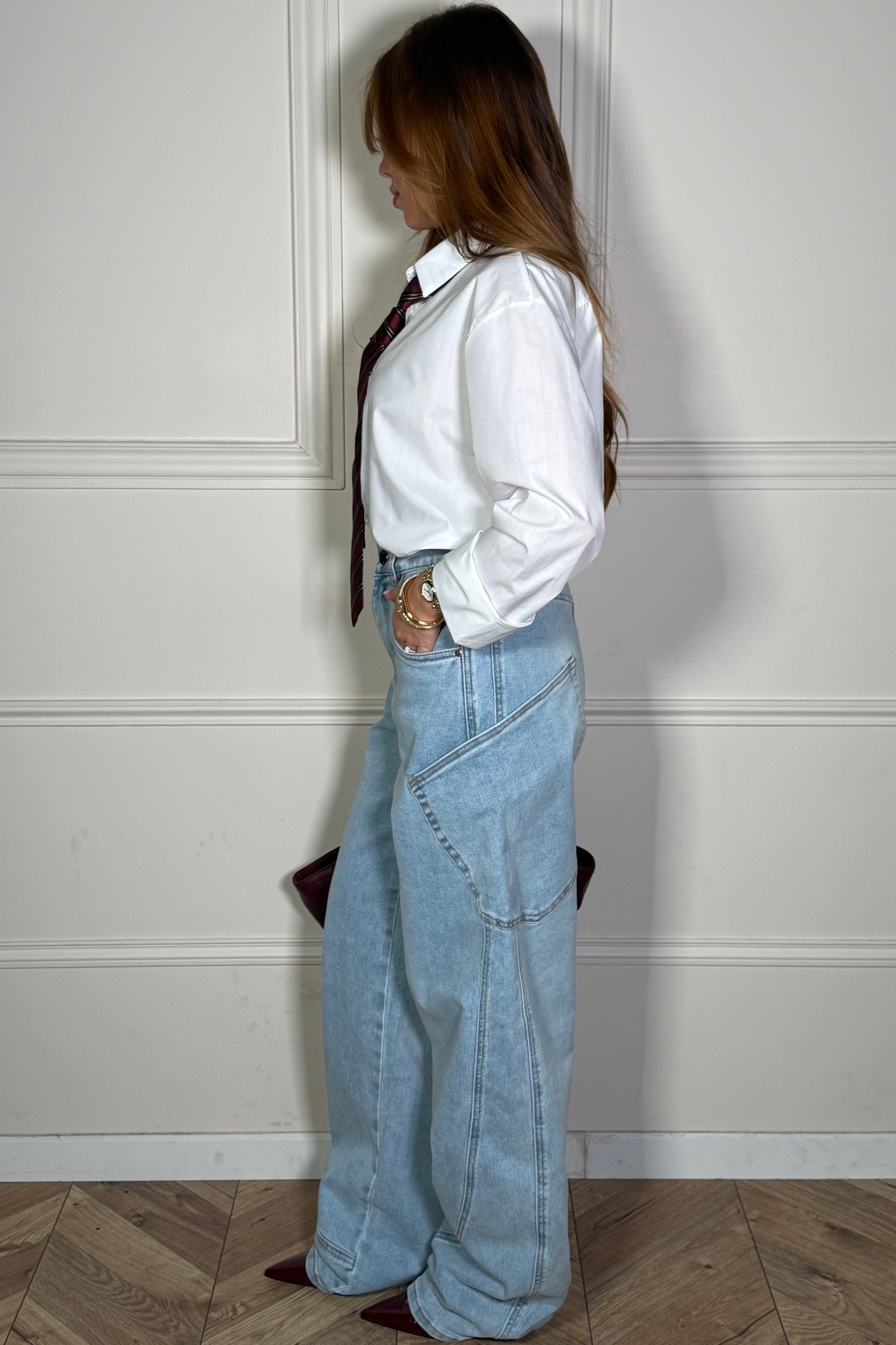 Détail poches jeans barrel, finition soignée