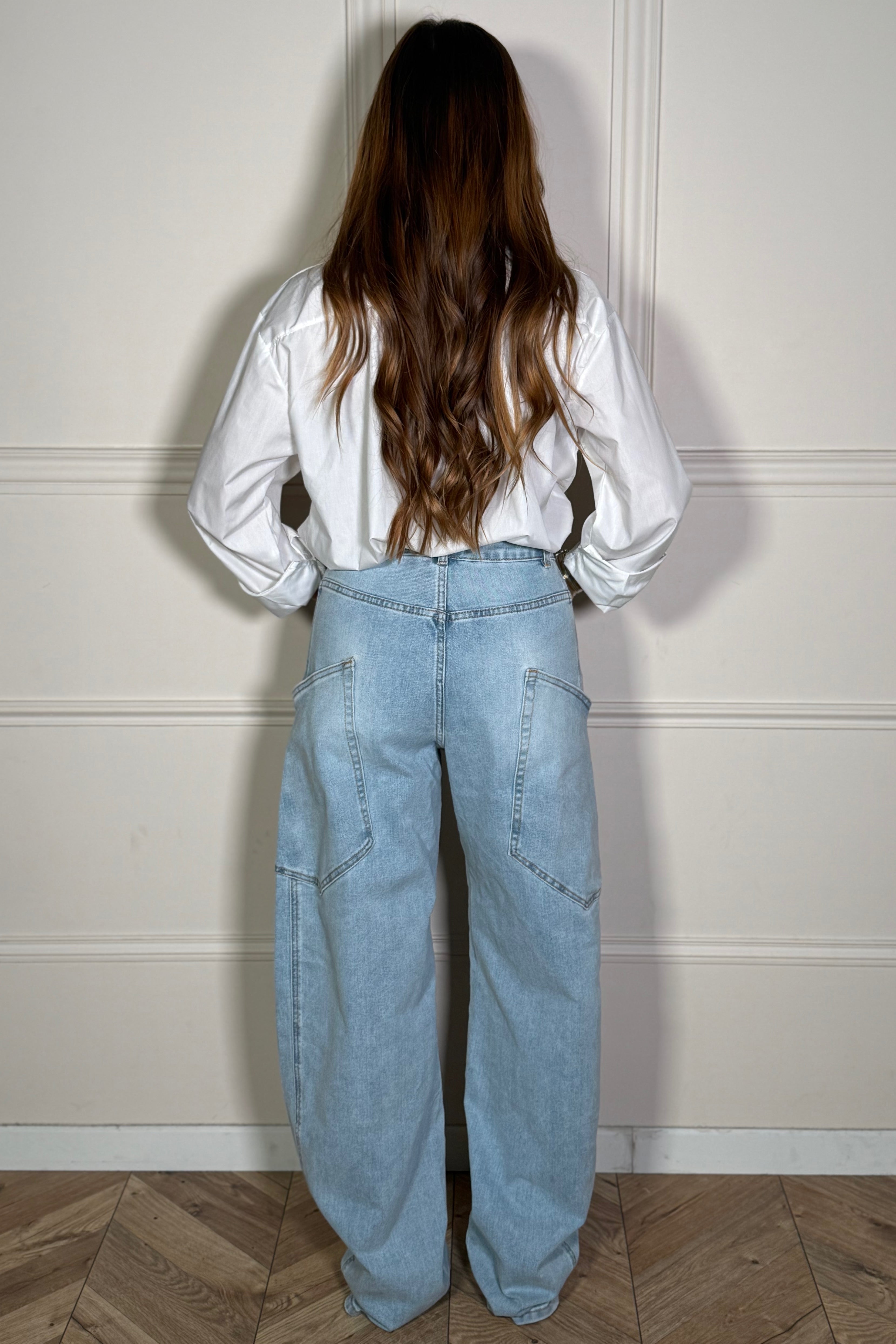 Vue de dos jeans barrel taille haute, coupe volumineuse