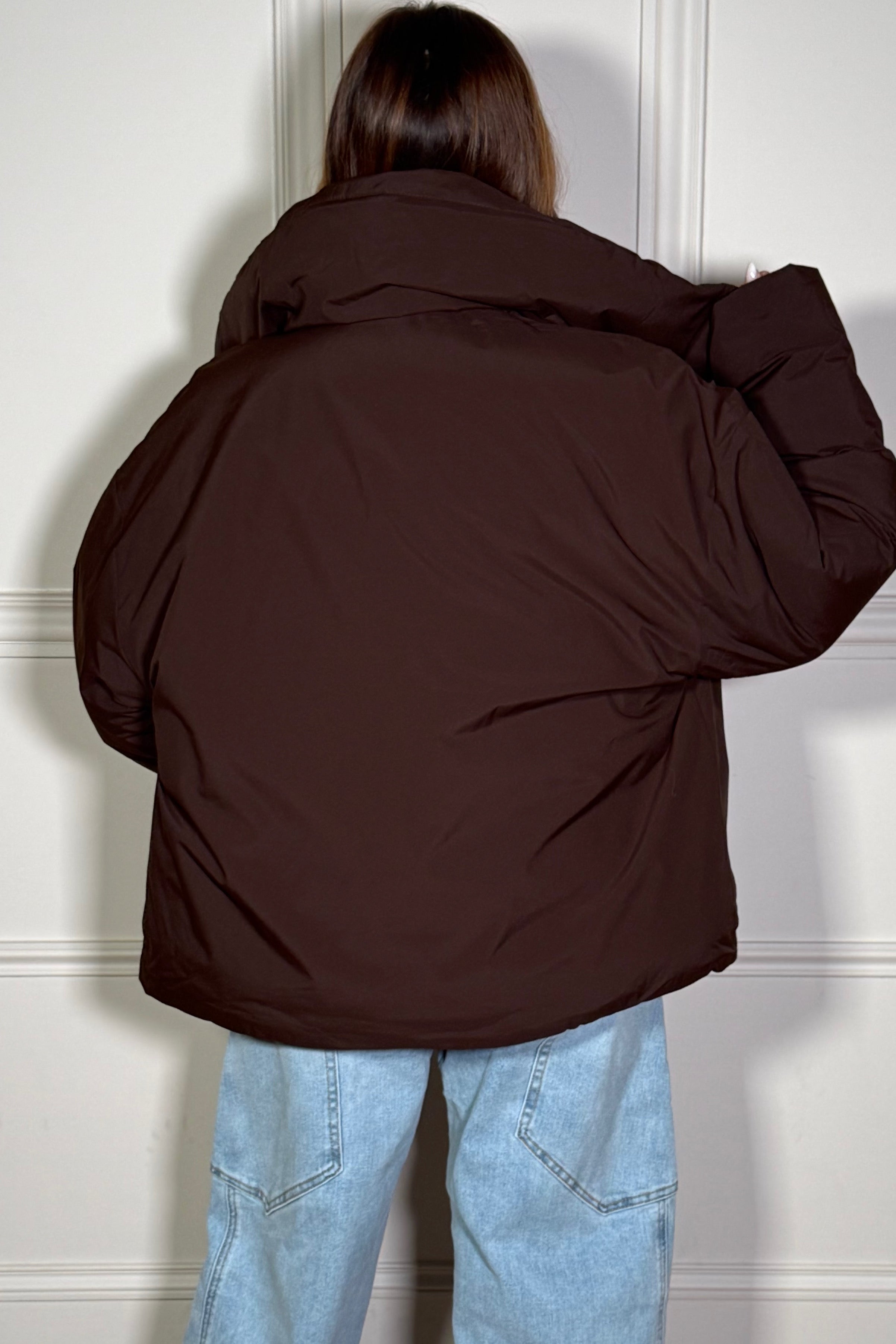 Vue de dos doudoune croisée, coupe flatteuse