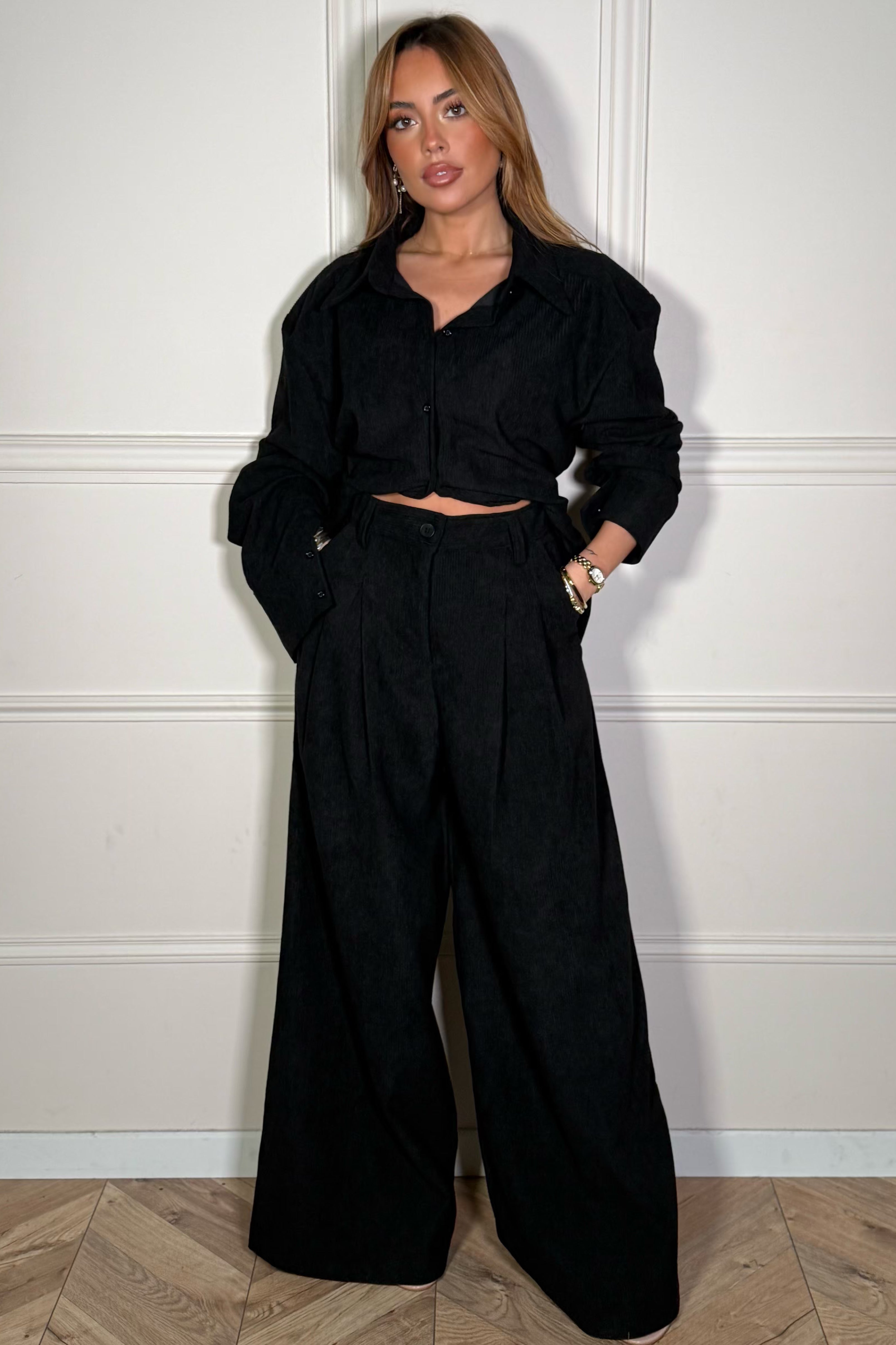 Pantalon velours porté, look chic et confortable