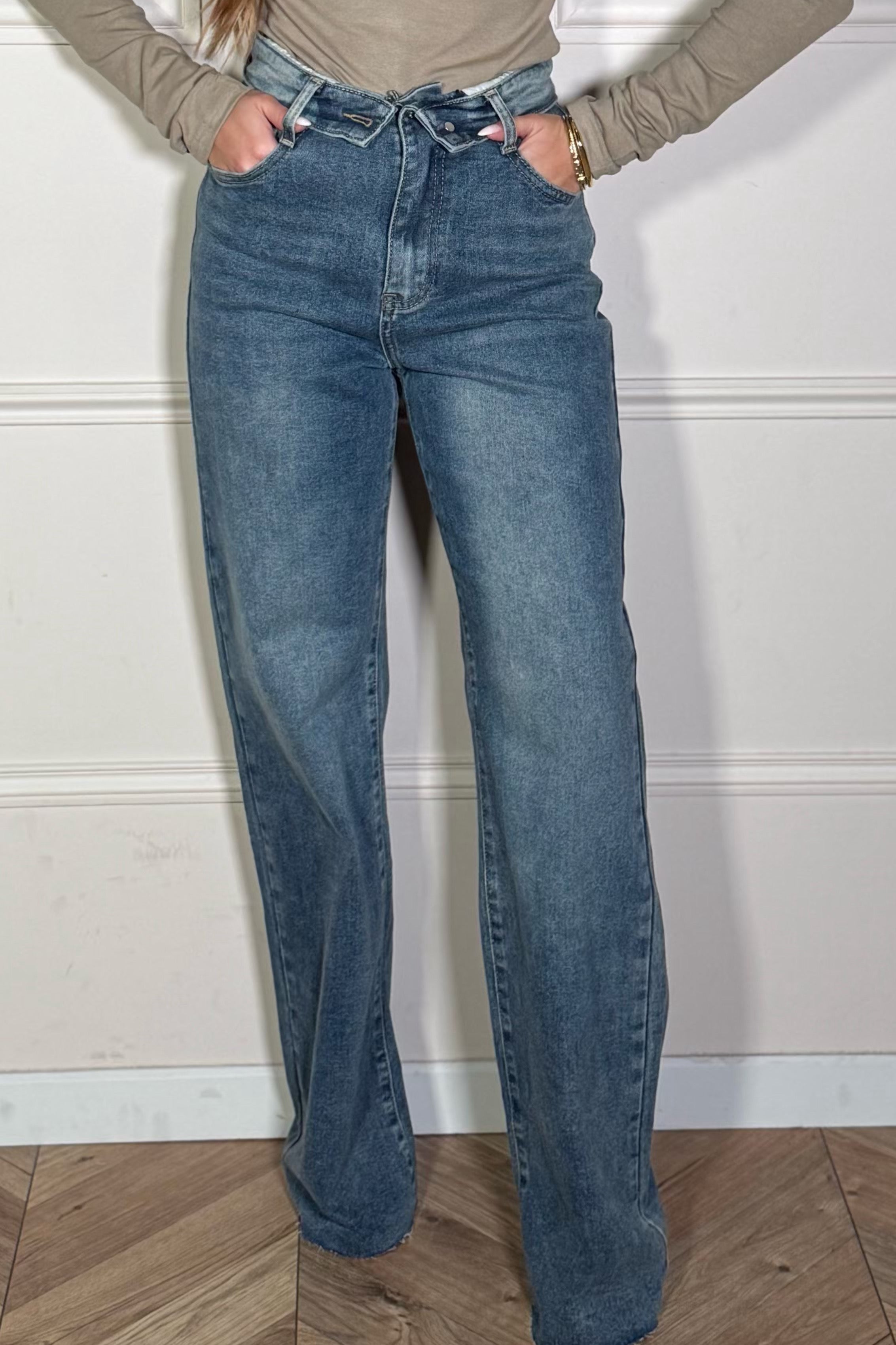 Vue complète du jean coupe droite porté, détail ceinture retournée