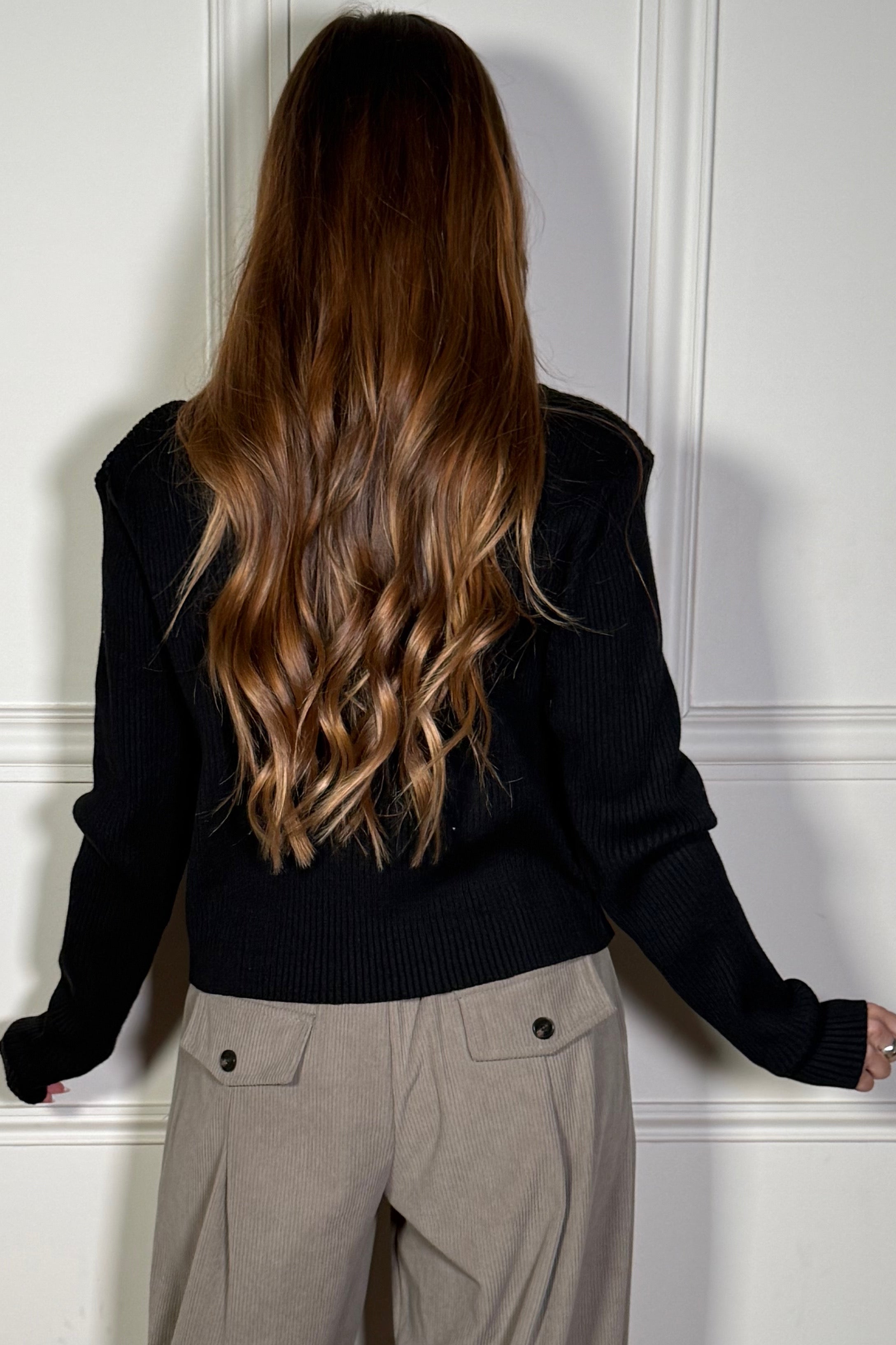 Pull Femme Col V à Épaulettes - Style Affirmé