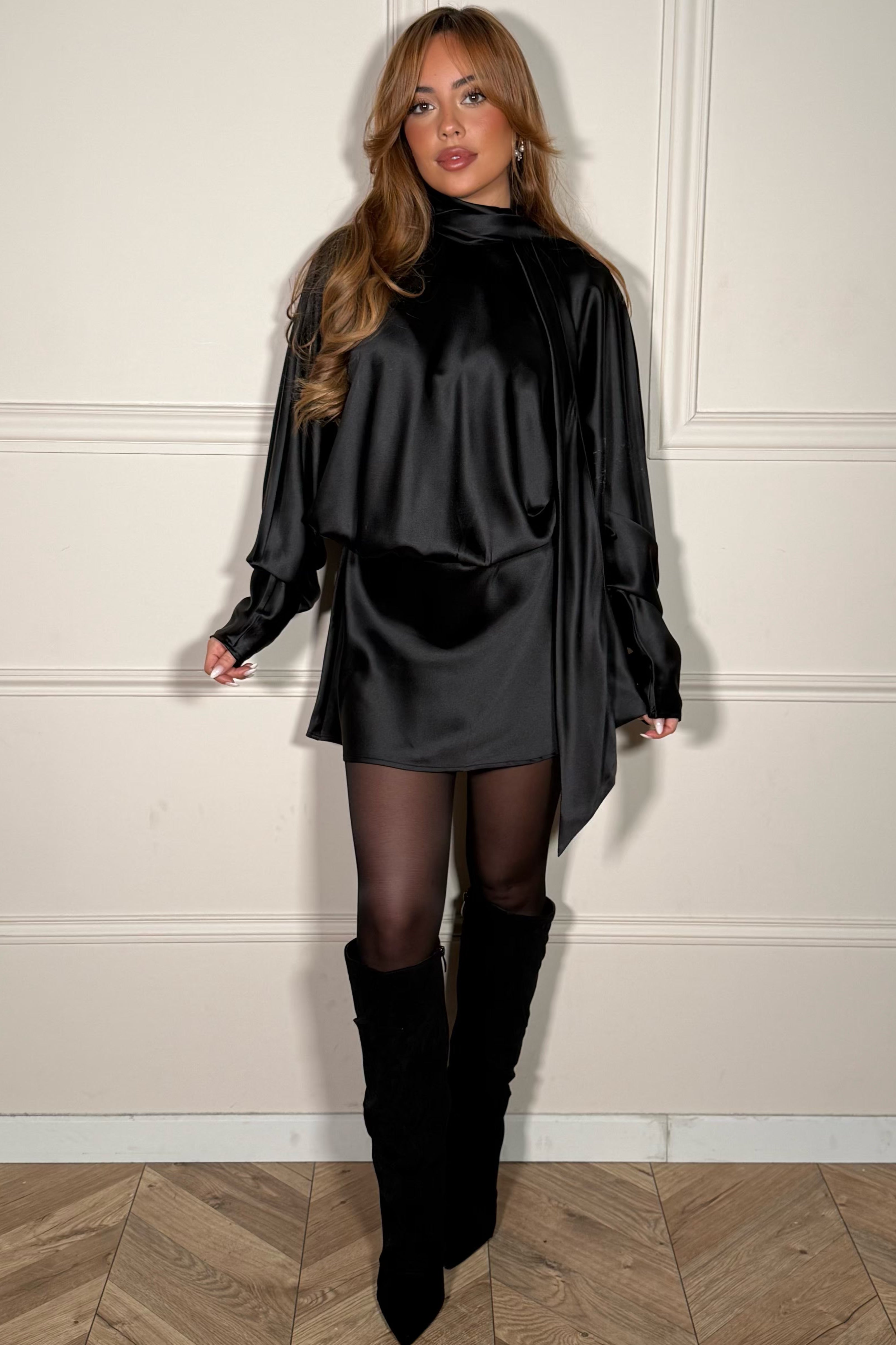 Robe satinée à col montant pour femme, coupe élégante et fluide