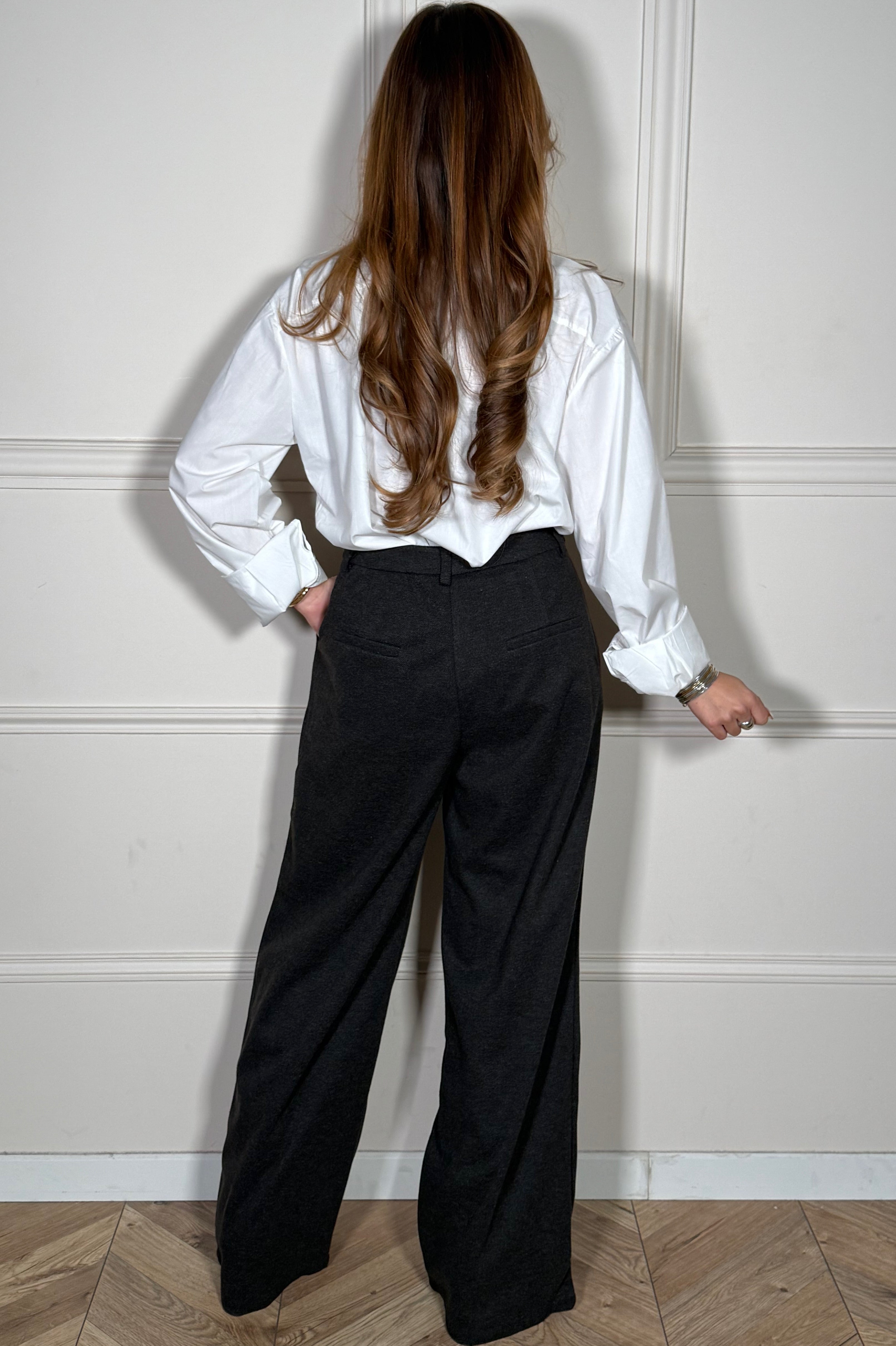 Vue arrière du pantalon à pinces feutré montrant la coupe flatteuse