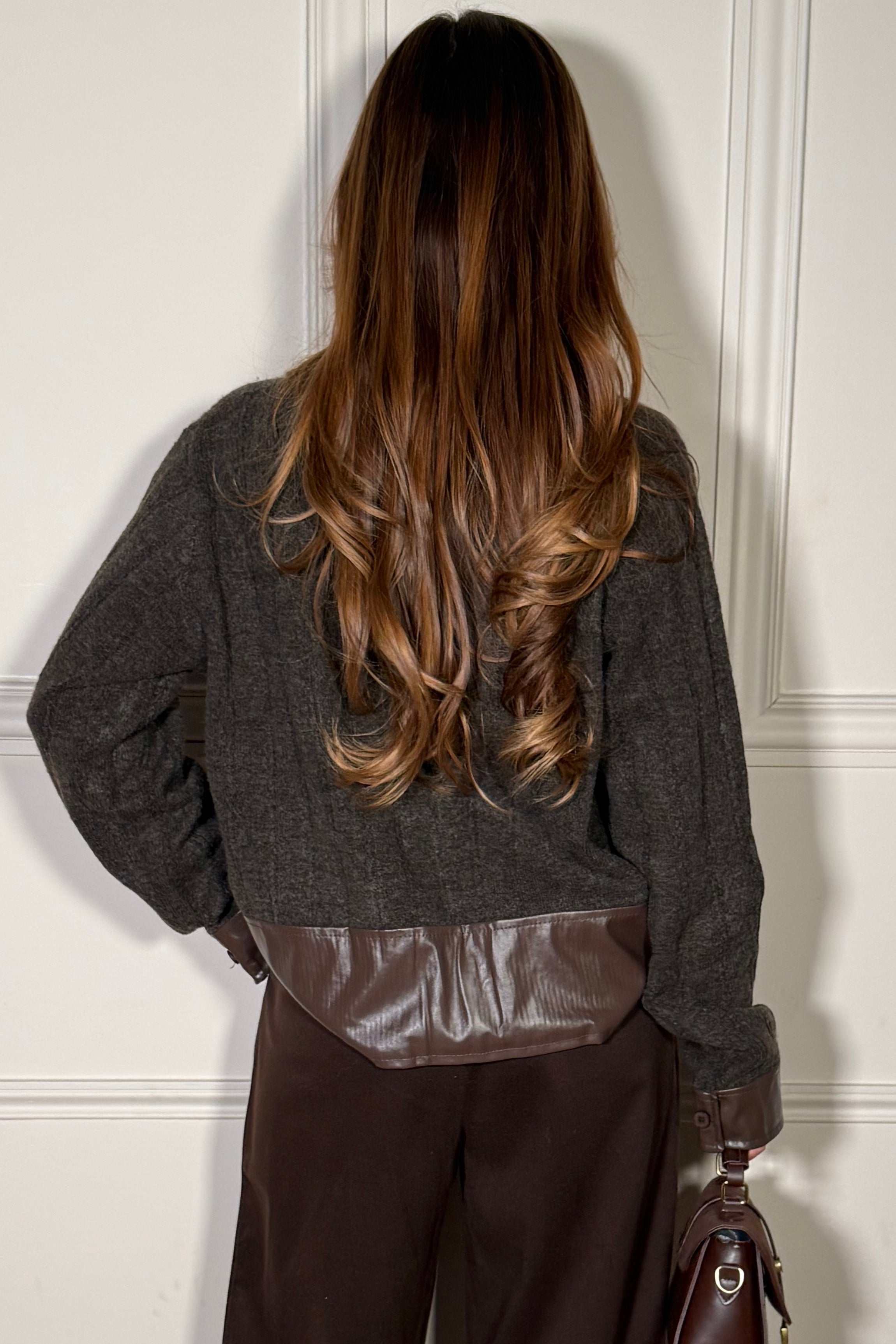 Vue arrière du pull bimatière à col polo montrant la coupe flatteuse