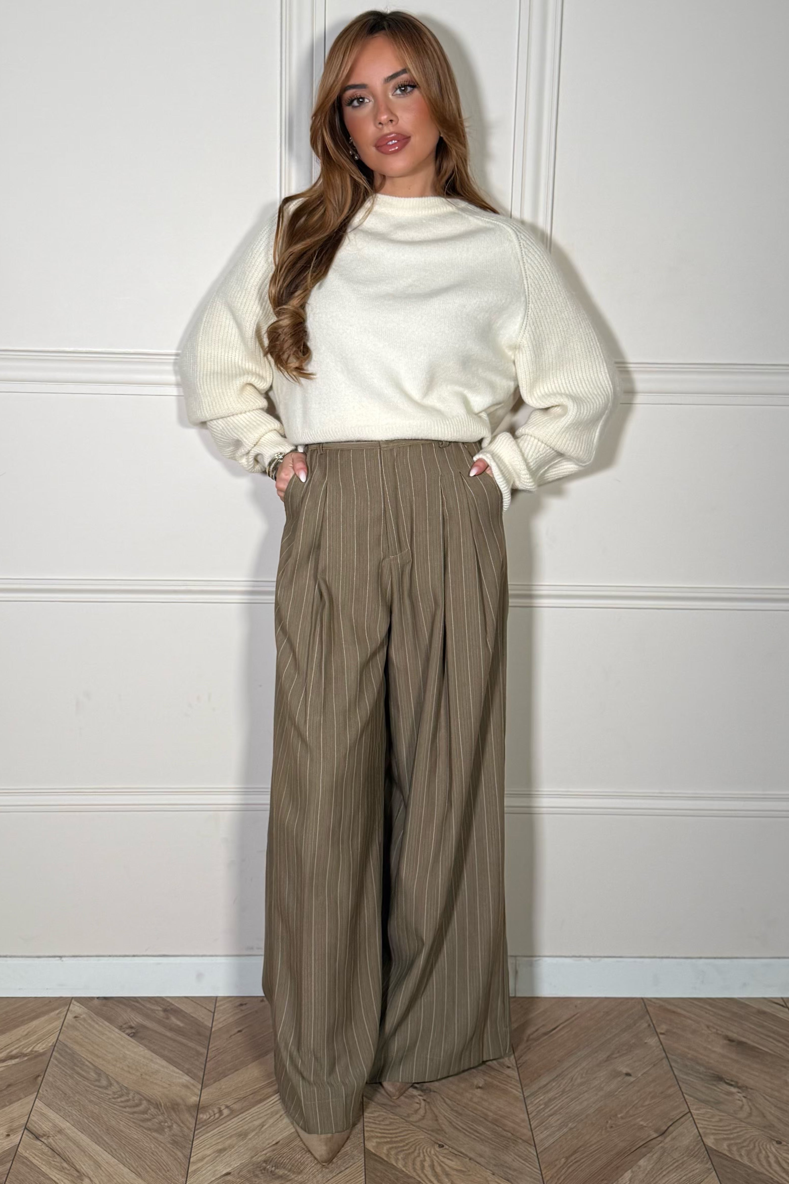 Pantalon ample rayé femme taupe porté avec top beige, vue complète