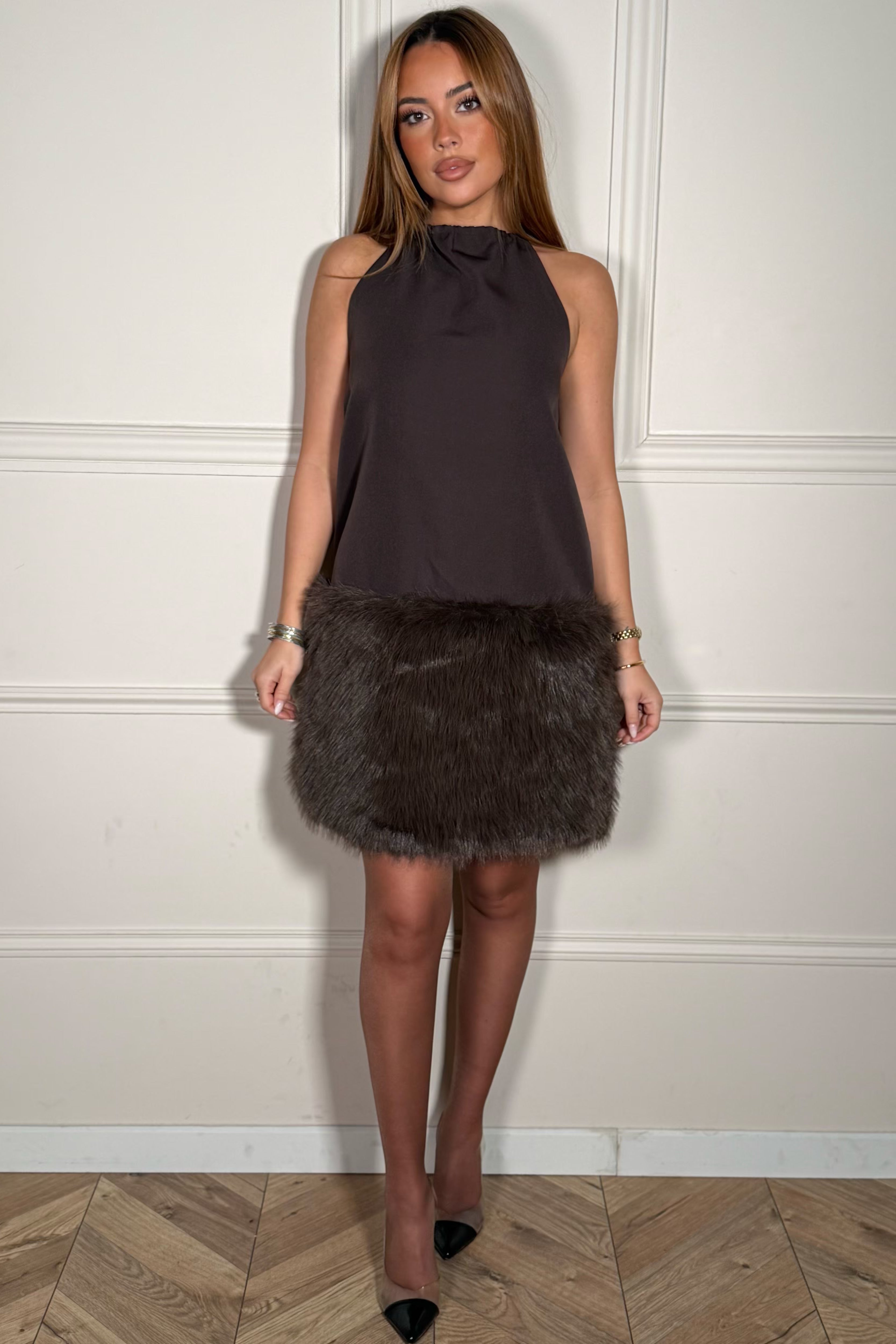 Zoom sur la qualité de la fourrure végane et les finitions de la robe marron