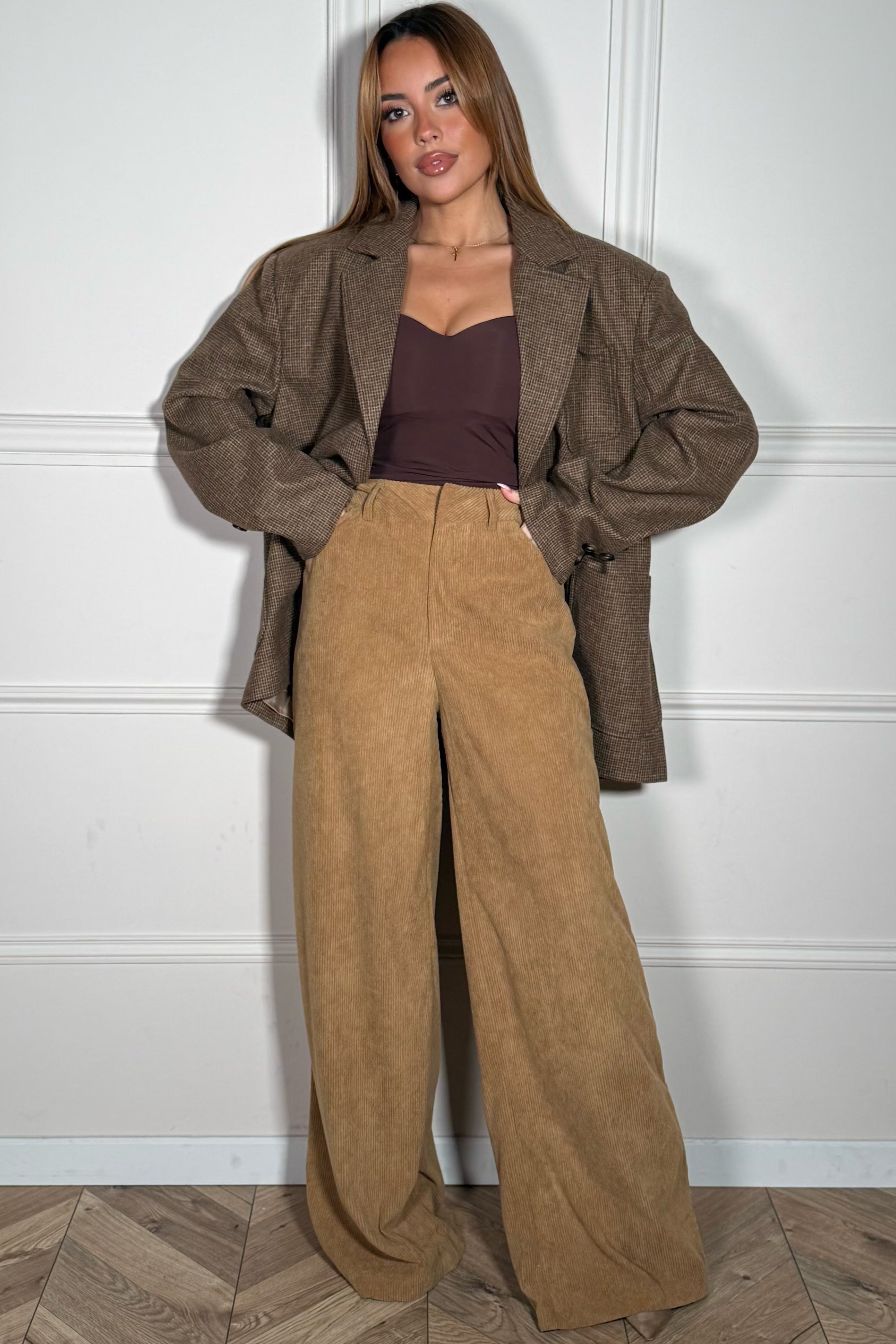 Pantalon velours porté - vue de profil montrant la coupe flatteuse