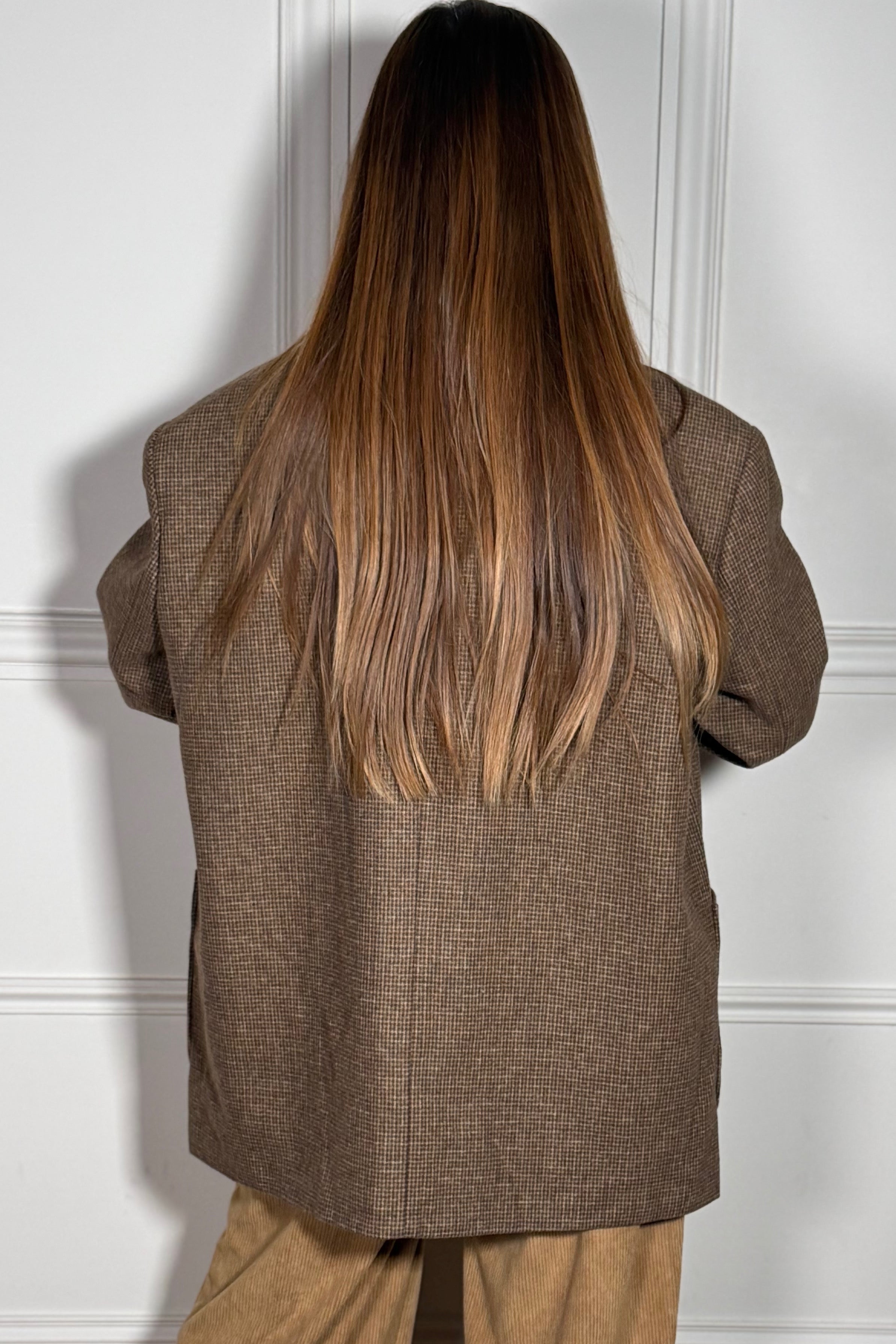 Blazer maille texturée porté - vue de dos montrant la coupe ajustée