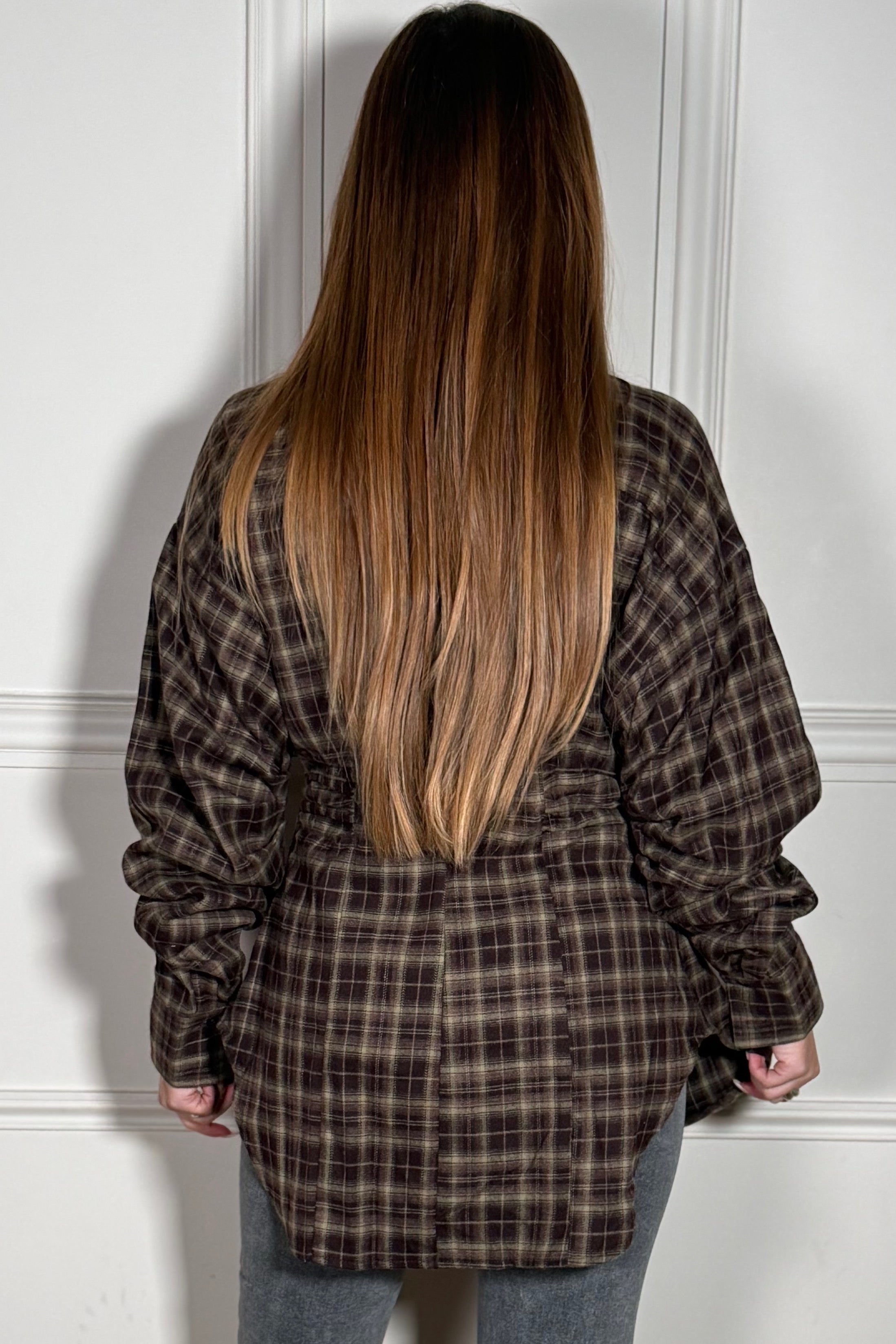 Chemise manches ballon portée - vue de dos montrant la coupe structurée