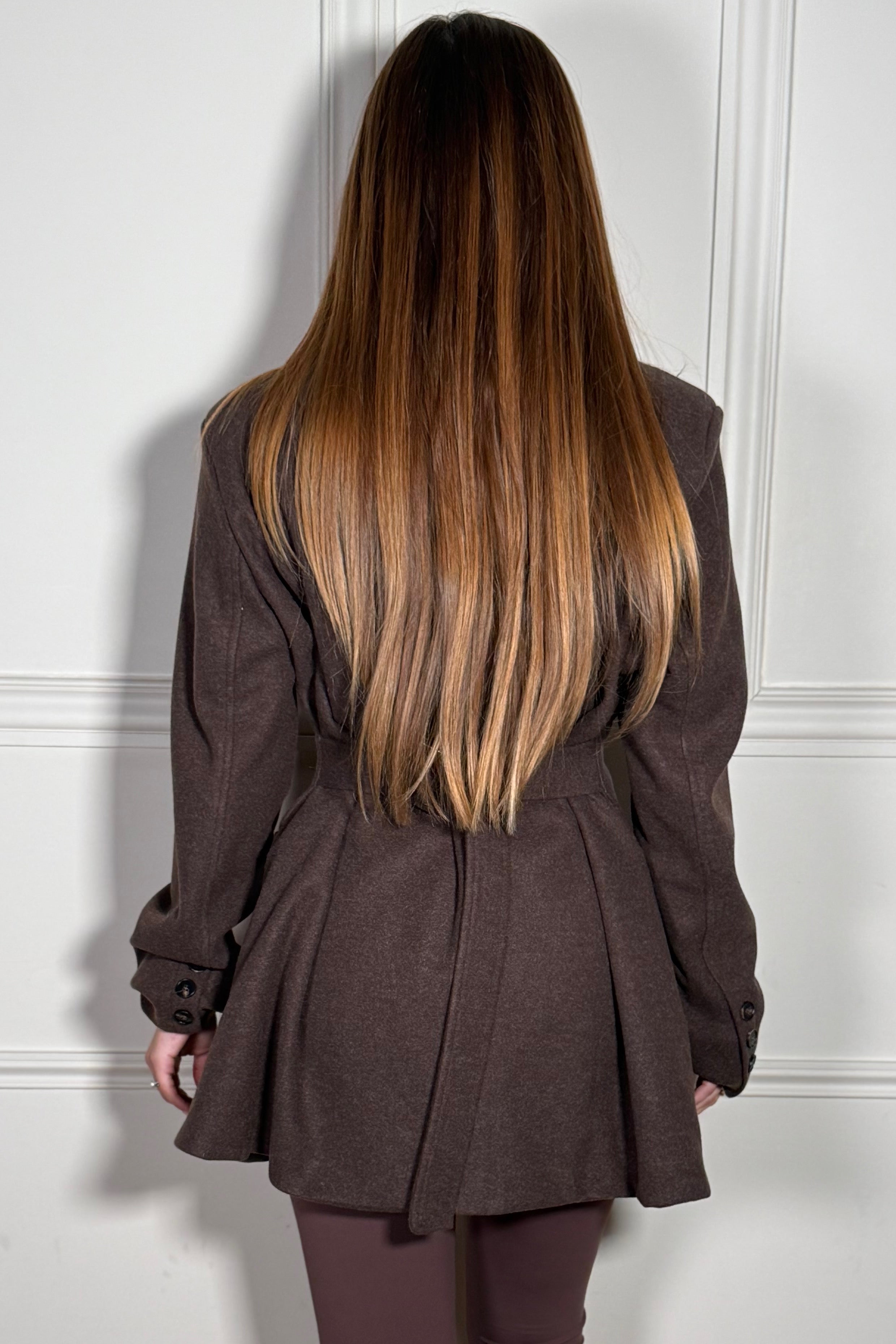 Détail de la ceinture au dos du blazer croisé femme