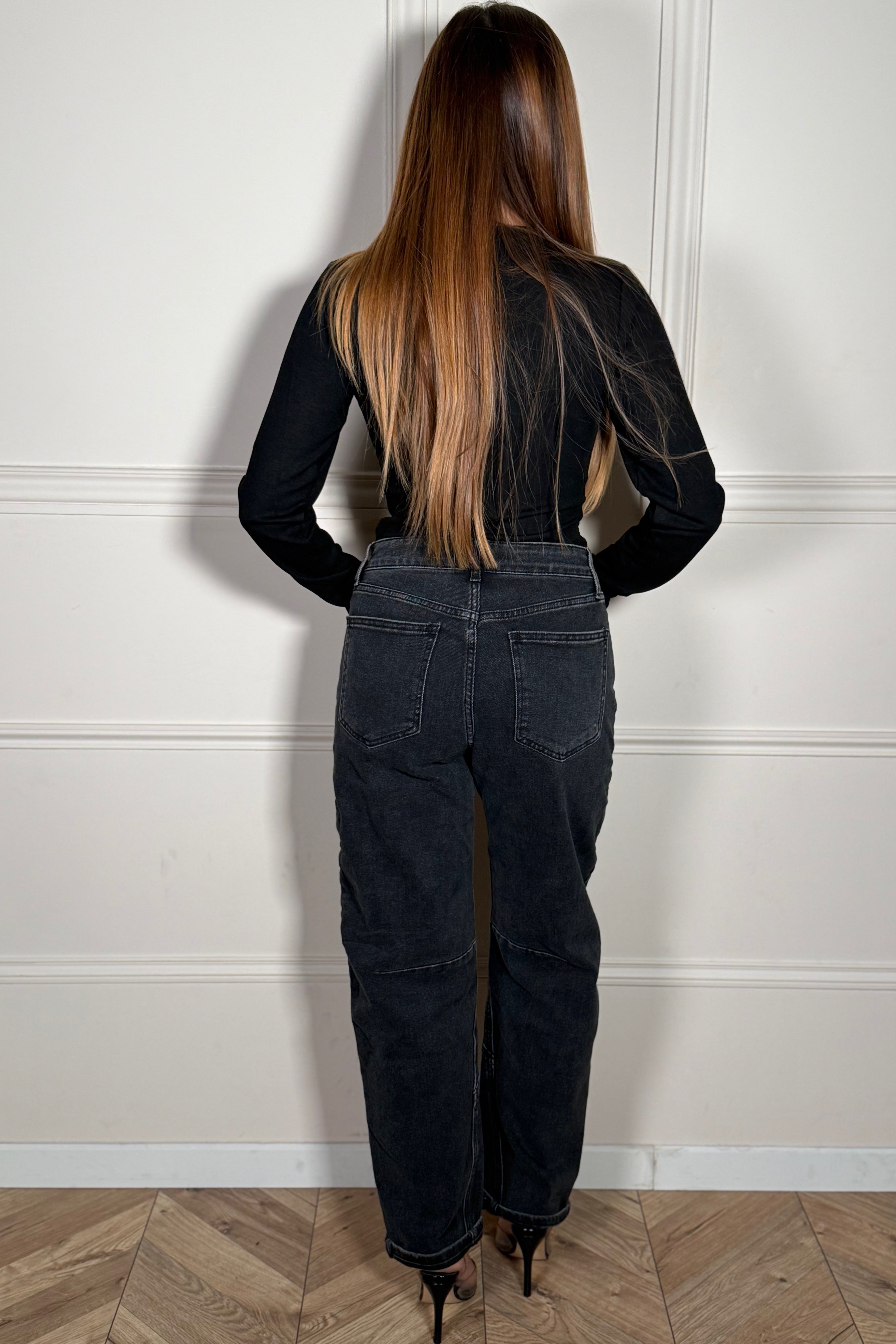 Jeans coutures contrastées porté - vue dedos montrant la coupe