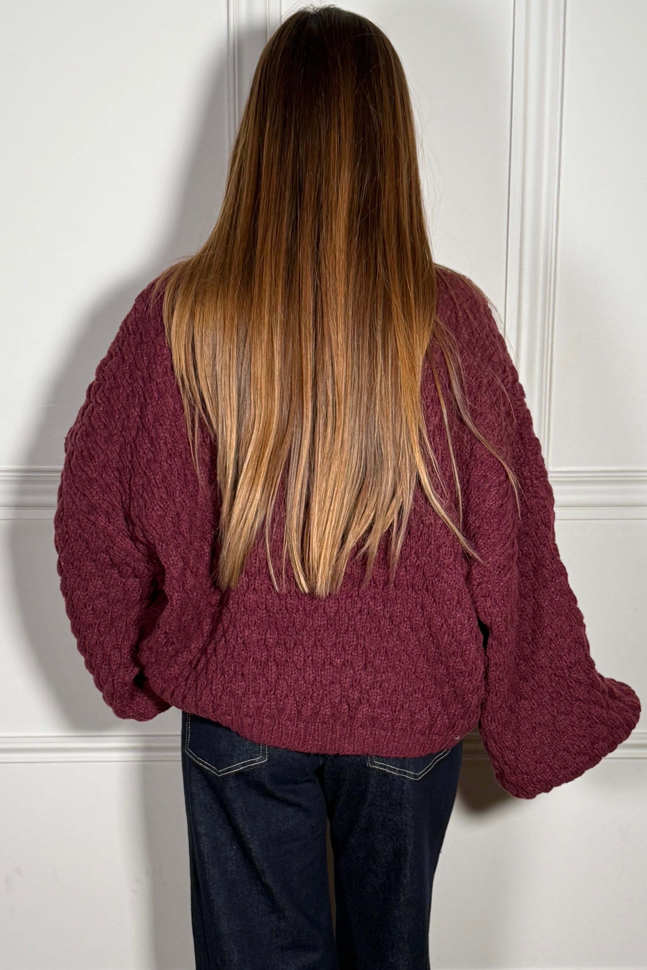 Zoom de dos sur la qualité de la maille torsadée et des broderies cœurs