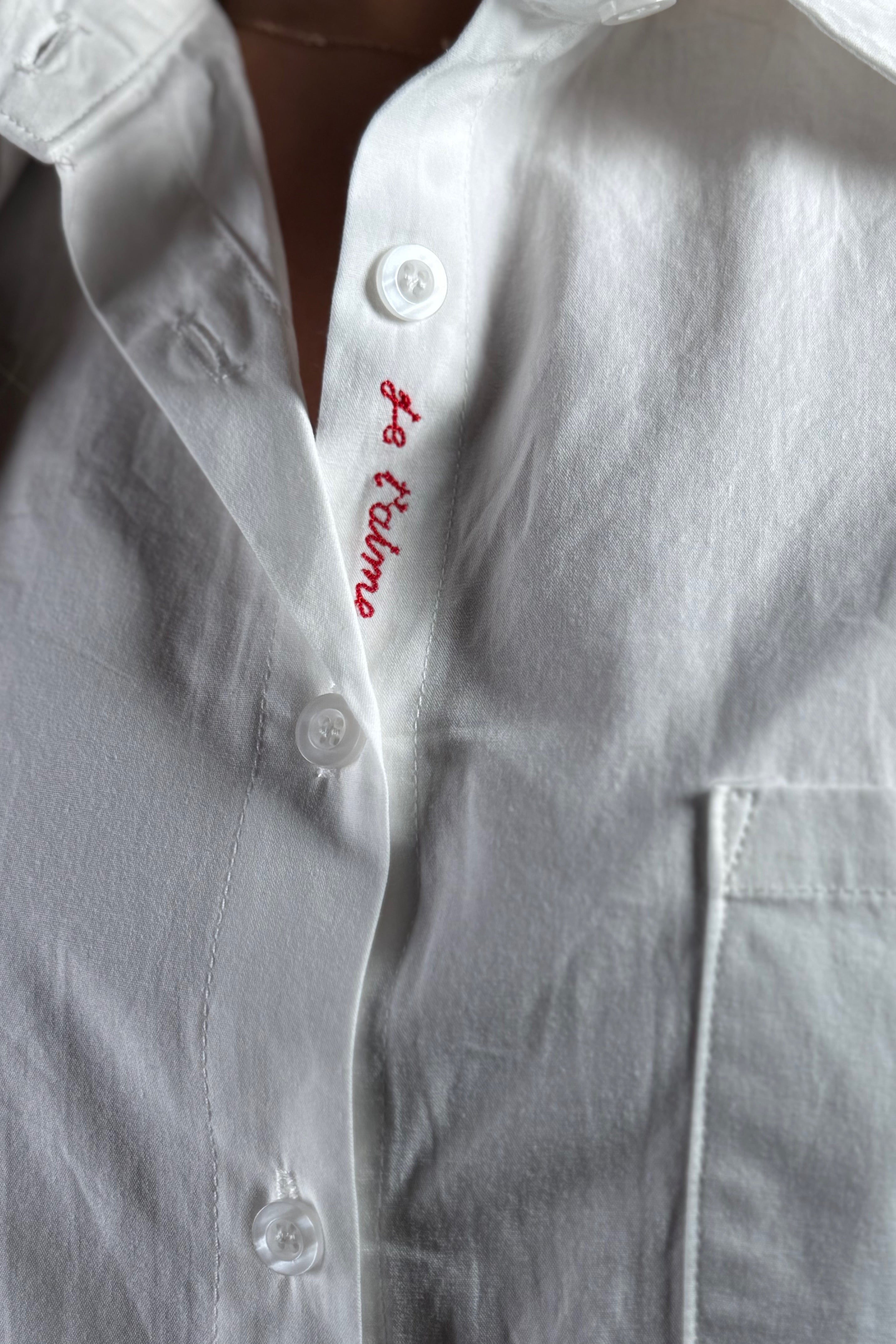 Détail du message romantique 'Je t'aime' sur la chemise