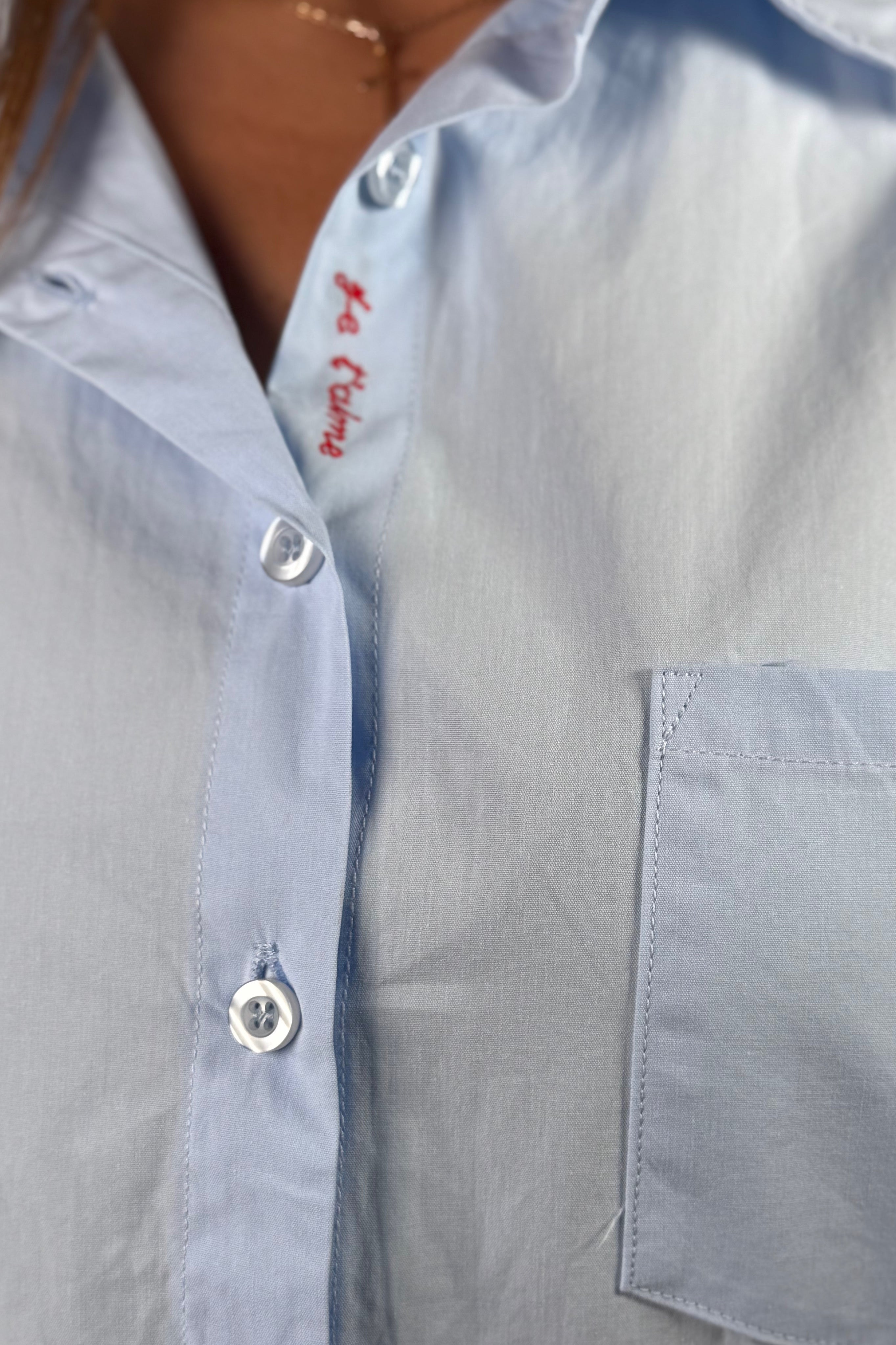 Zoom sur le tissu fluide et les finitions de la chemise romantique