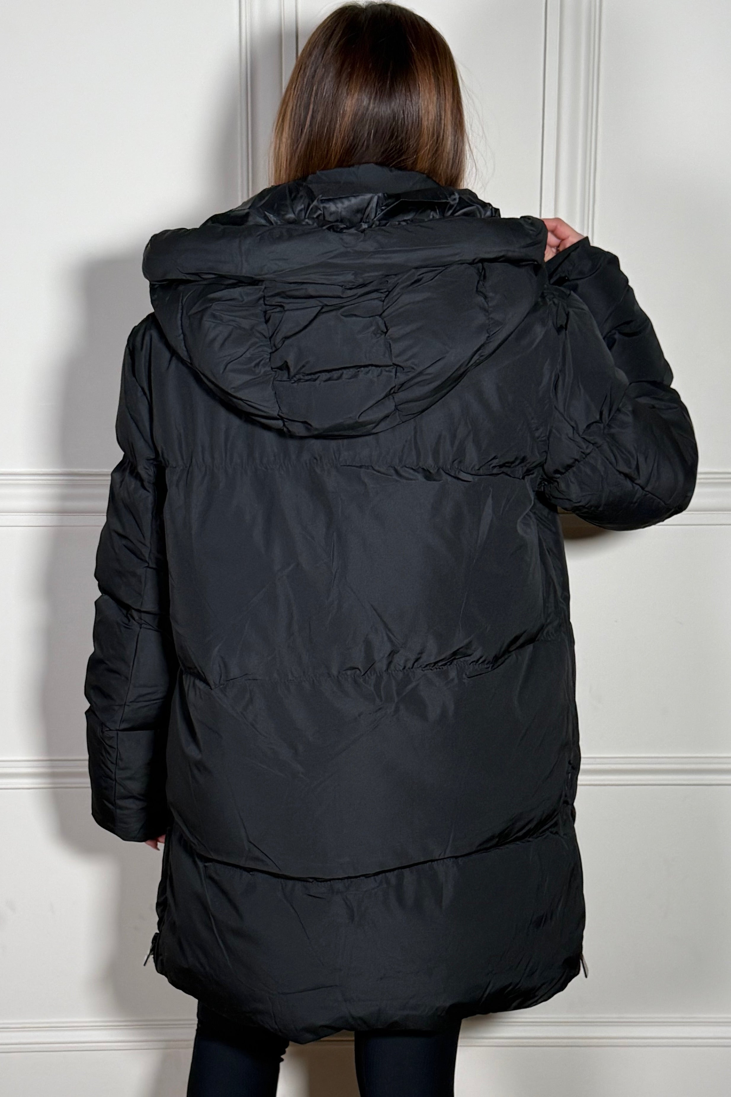 Doudoune oversize portée - vue de dos montrant la coupe ample