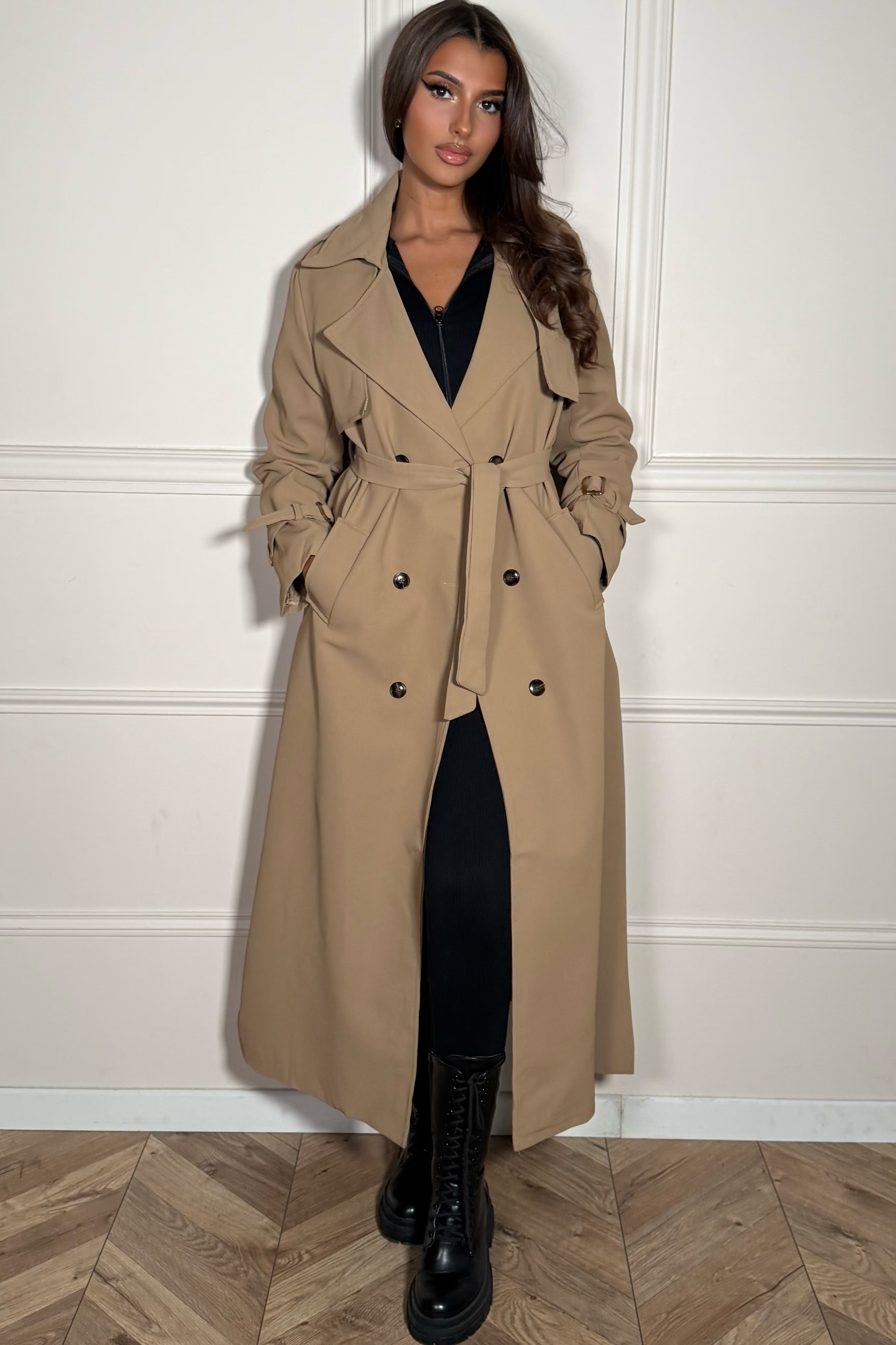 Trench long ceinturé femme beige, coupe élégante et sophistiquée, silhouette allongée