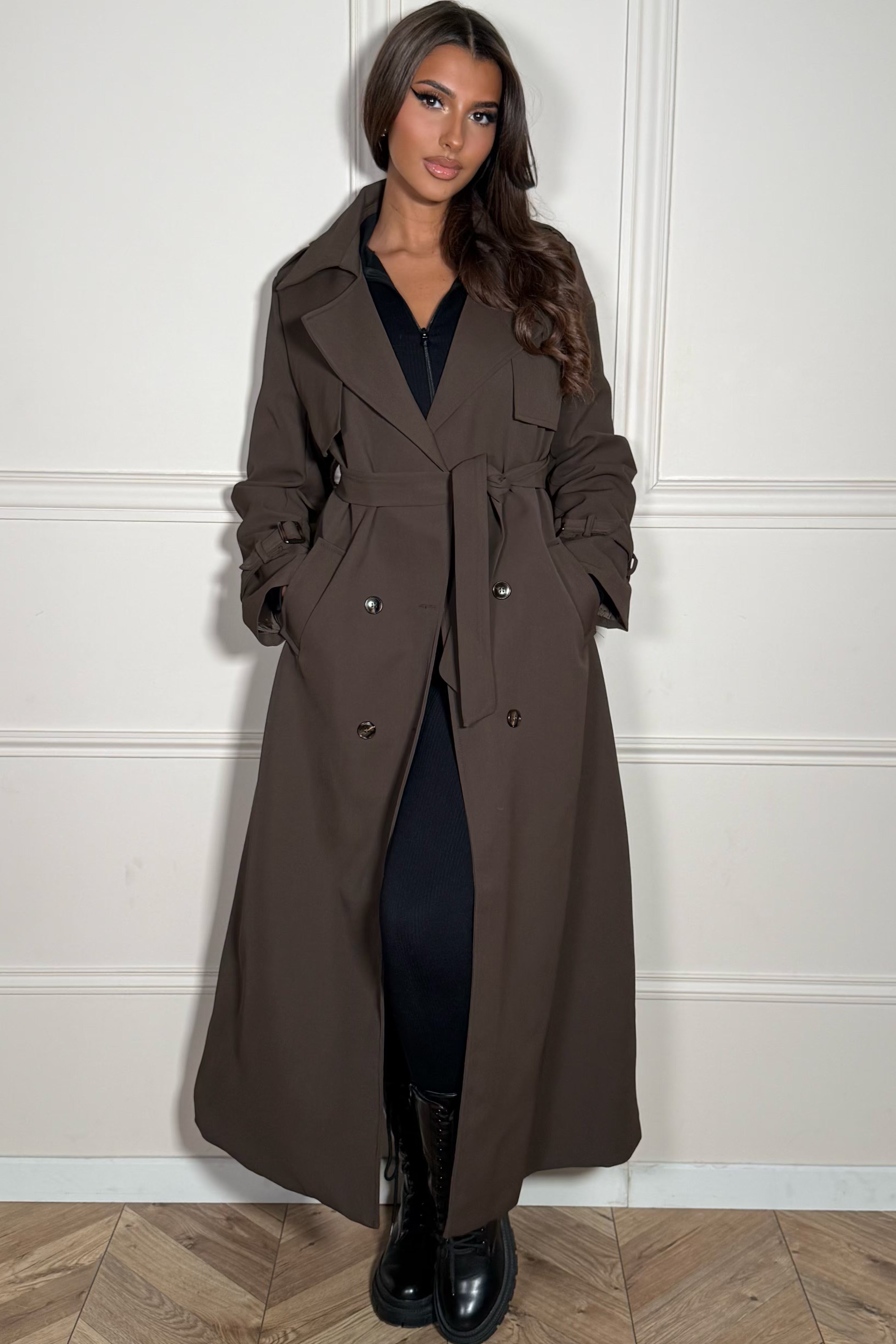 Vue complète trench long ceinturé, mouvement fluide et allure intemporelle