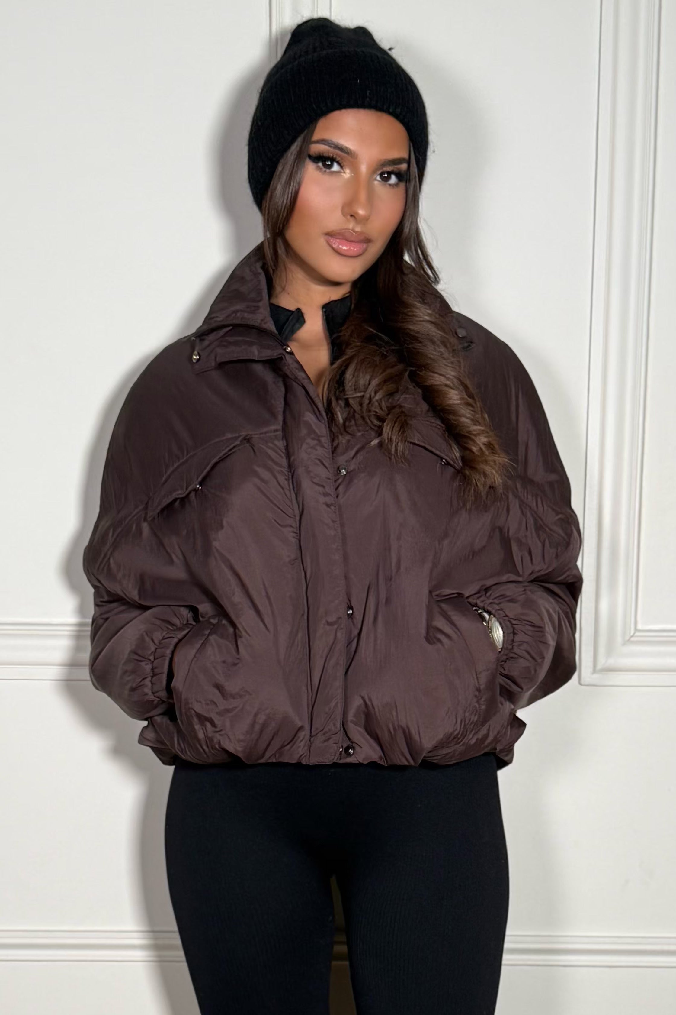 Blouson col montant manches ballon femme, silhouette sculptée et volumineuse, style moderne