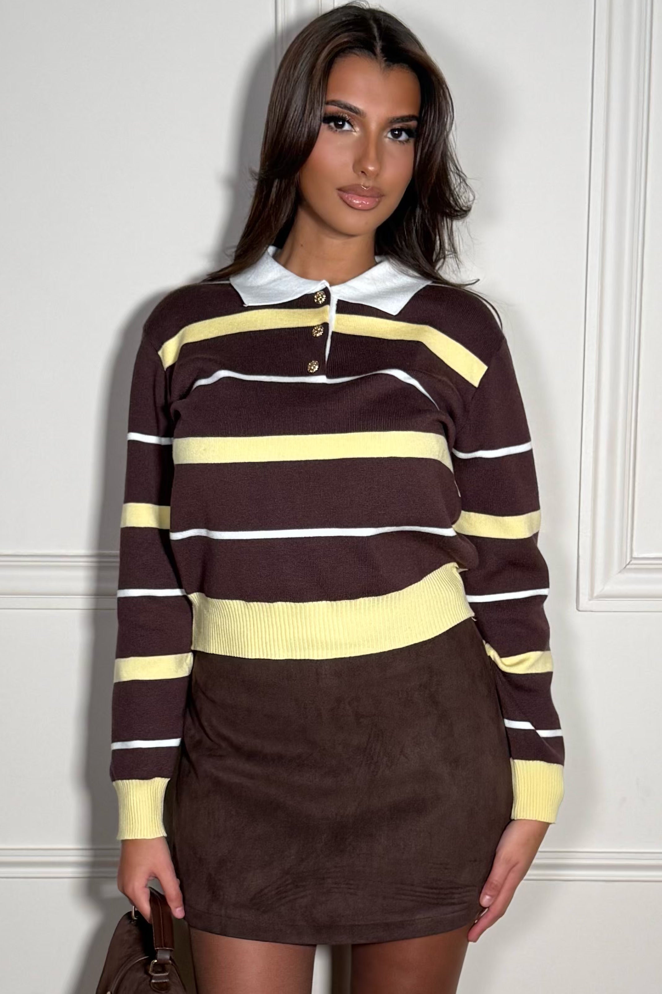 Pull rayé col polo femme, style marin moderne, motif graphique intemporel et élégant