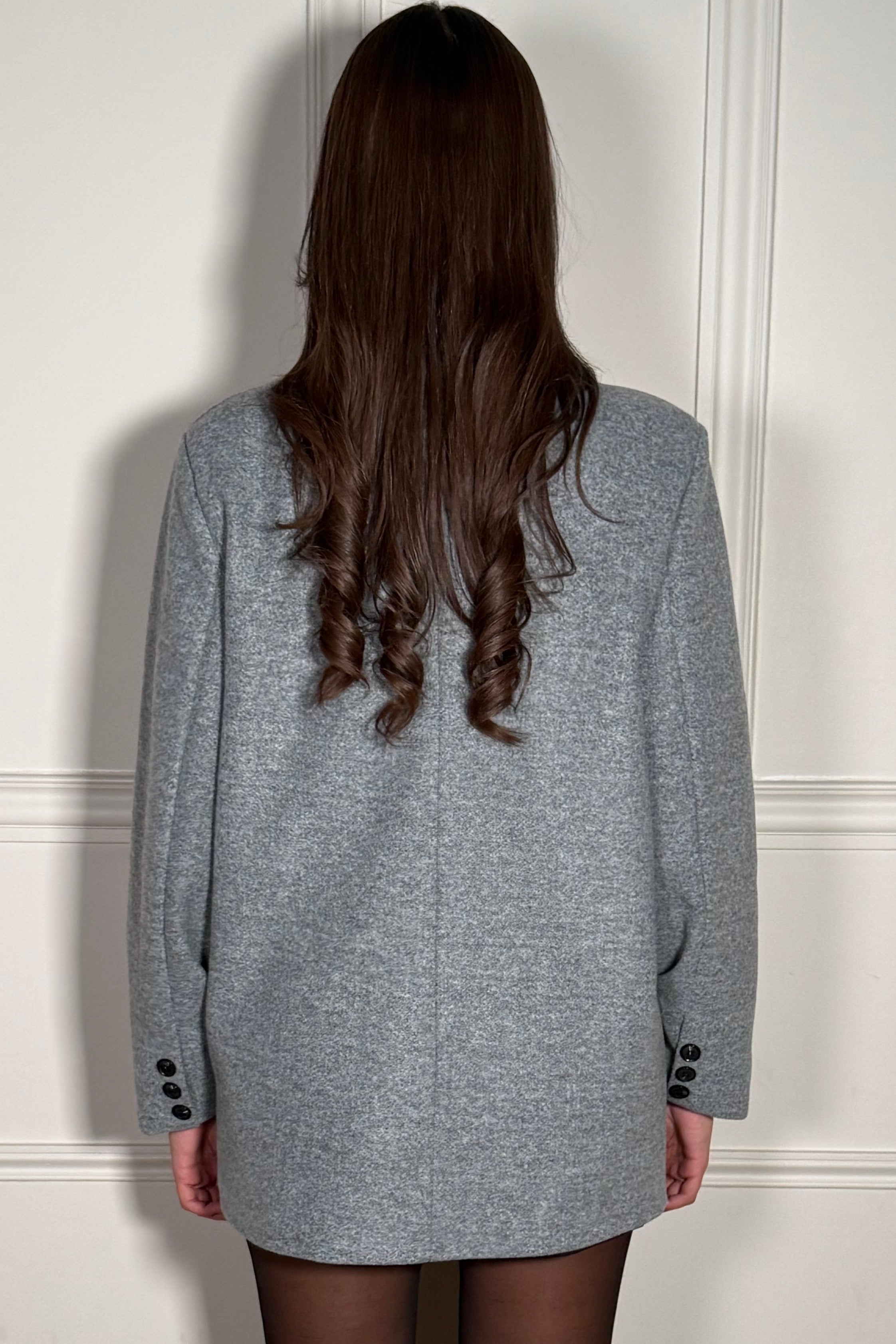 Vue de dos du blazer oversize feutré, coupe généreuse et élégante